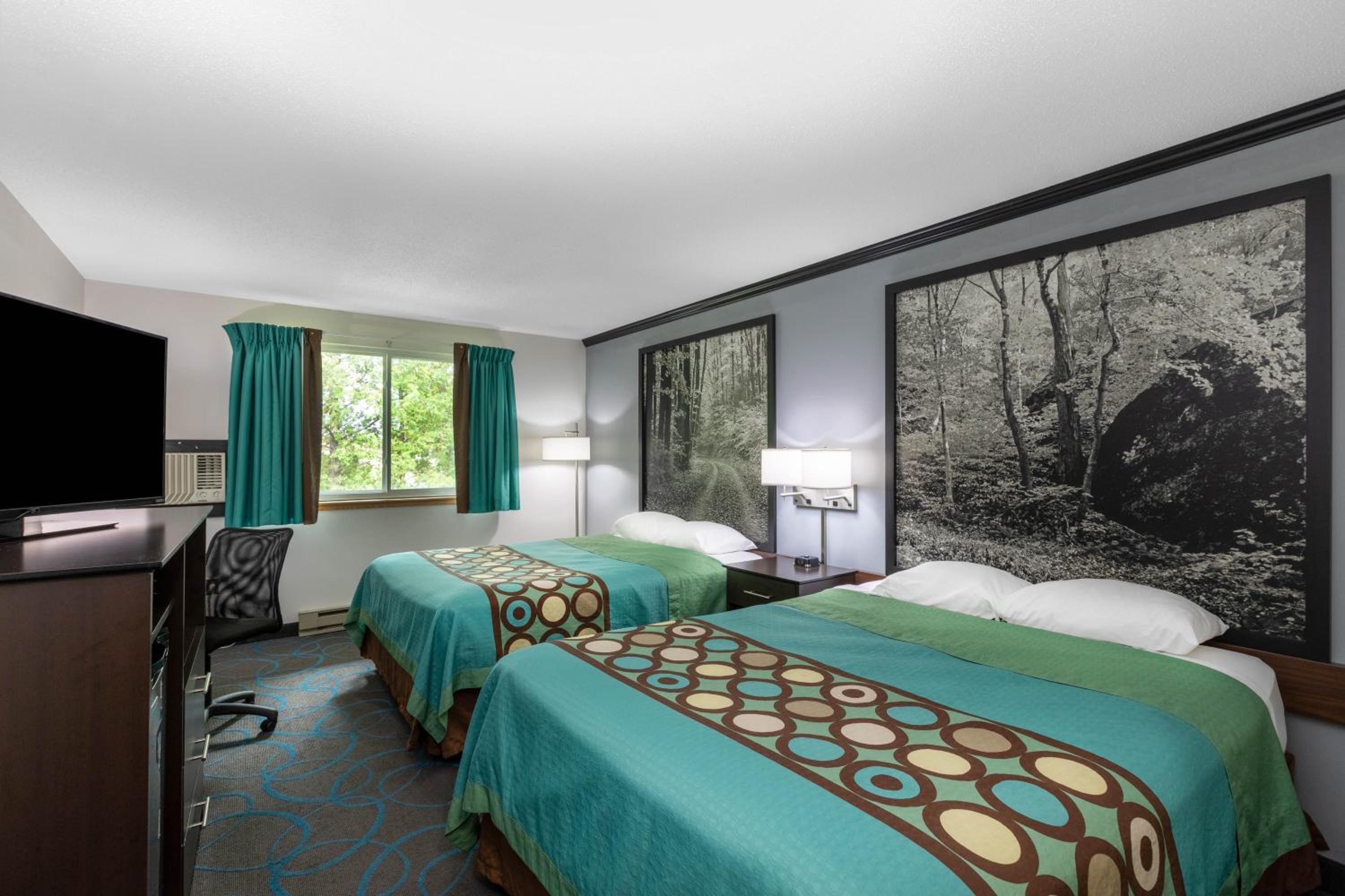 Queen Room with Two Queen Beds - Non-Smoking - No Pets In This Room - Photo 1