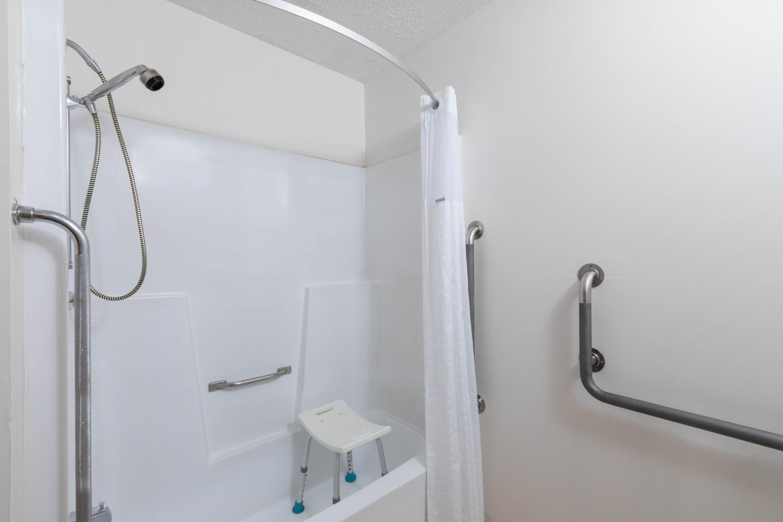 Queen Room - Disability Access - Non-Smoking - No Pets In This Room - Photo 5