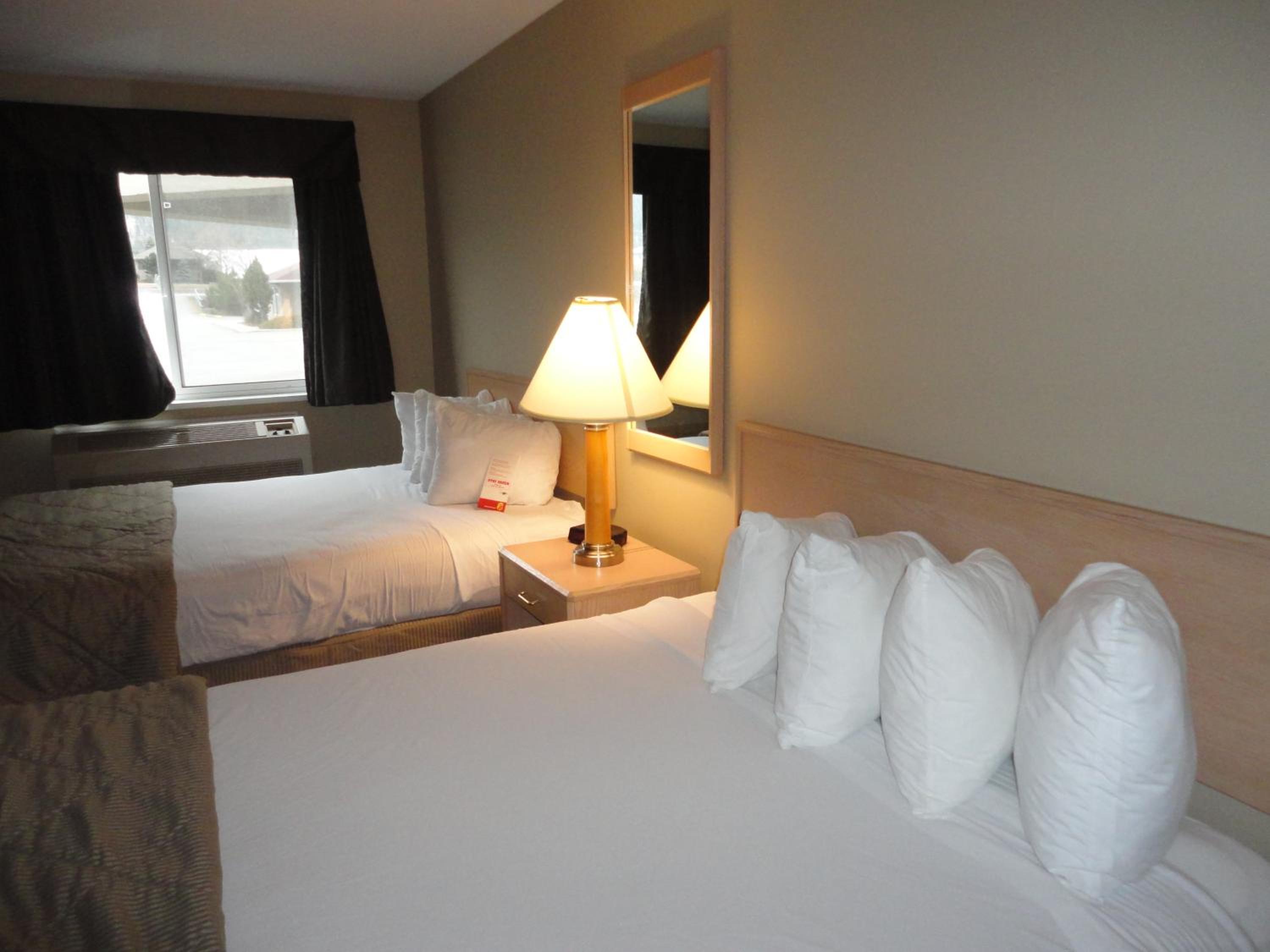 Two-Bedroom Suite with Two Queen Beds and Double Bed - Non-Smoking - Photo 2
