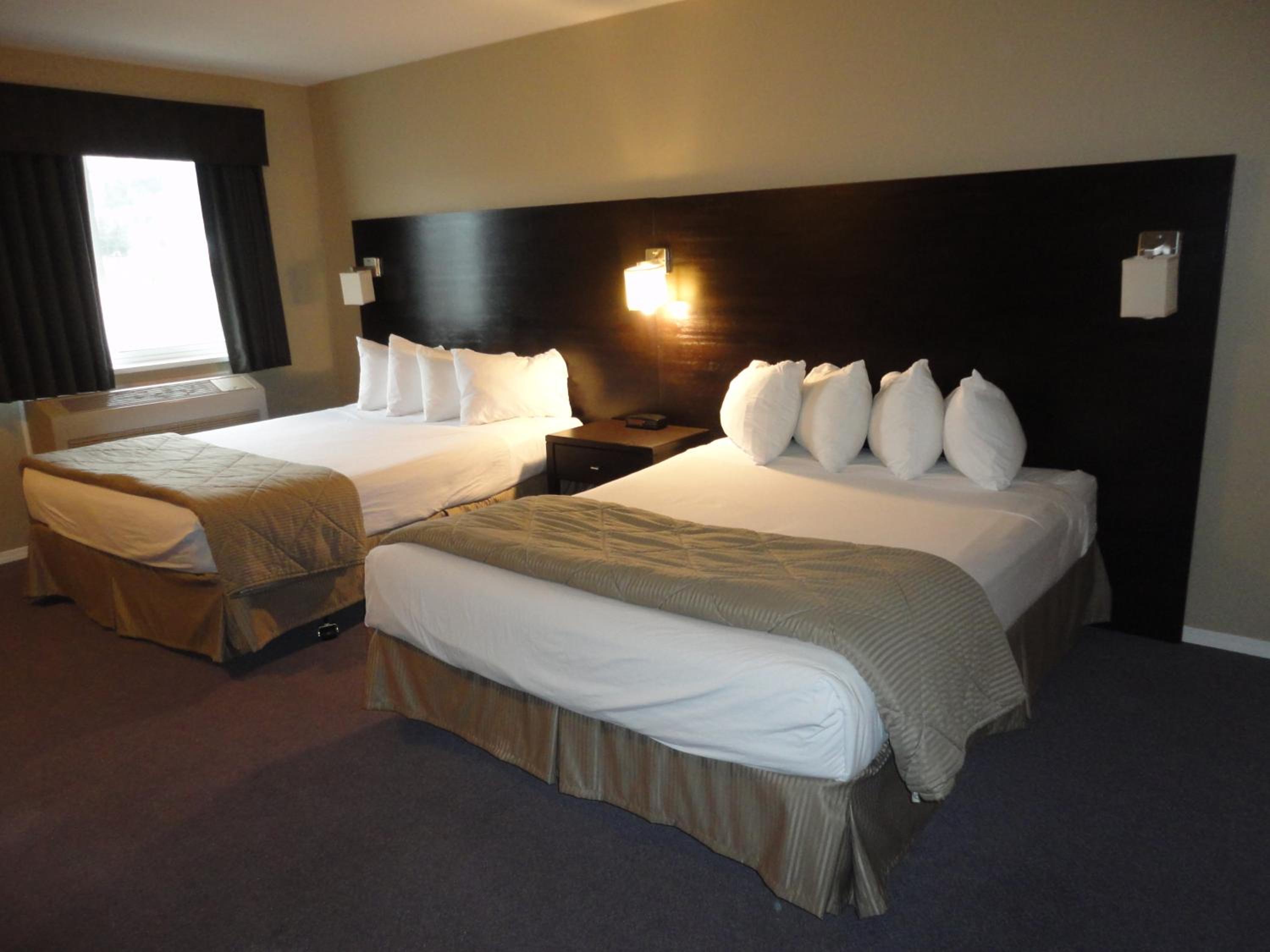 Two-Bedroom Suite with Two Queen Beds and Double Bed - Non-Smoking - Photo 1