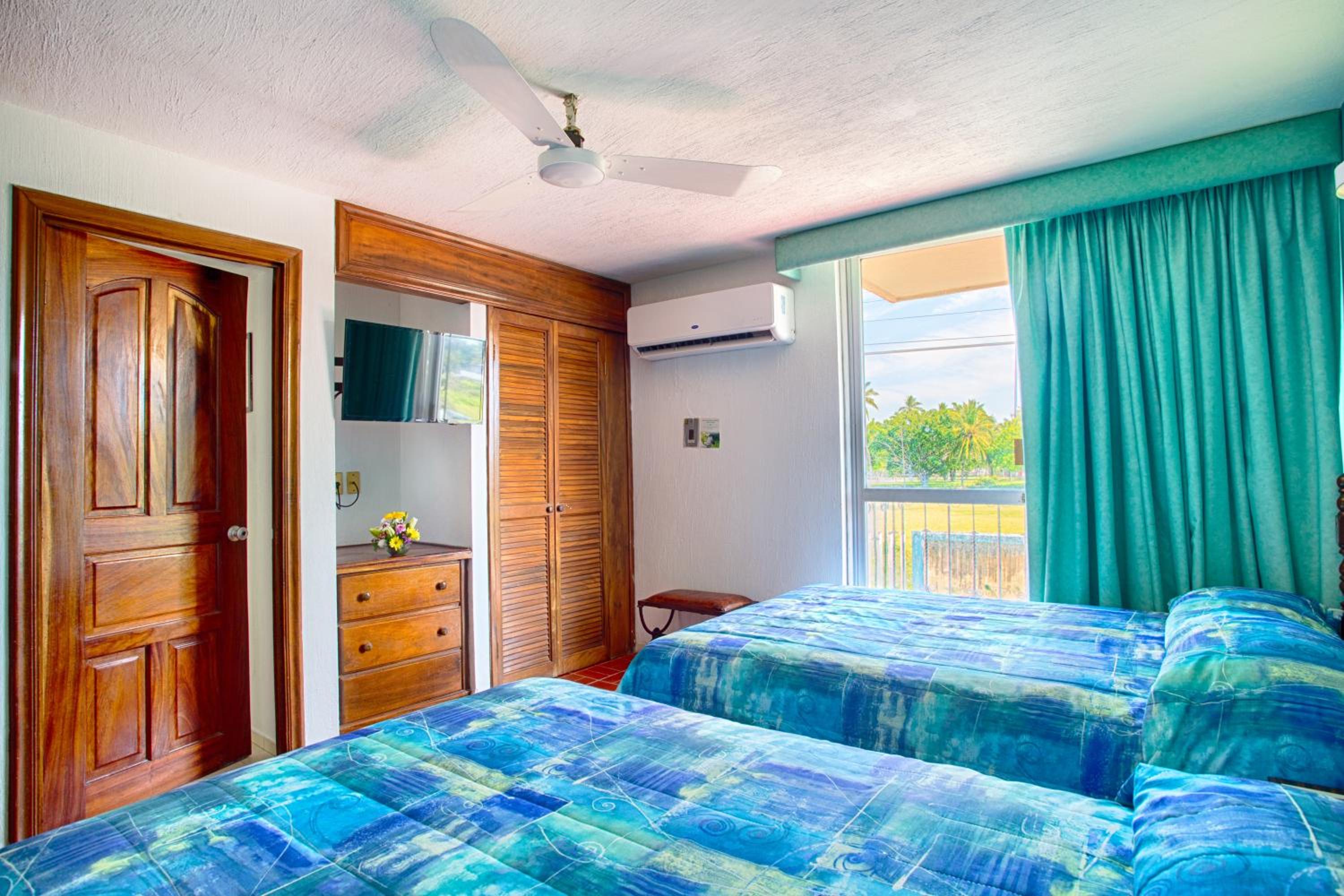 Standard Double Room with Two Double Beds and One Single Bed - Photo 1