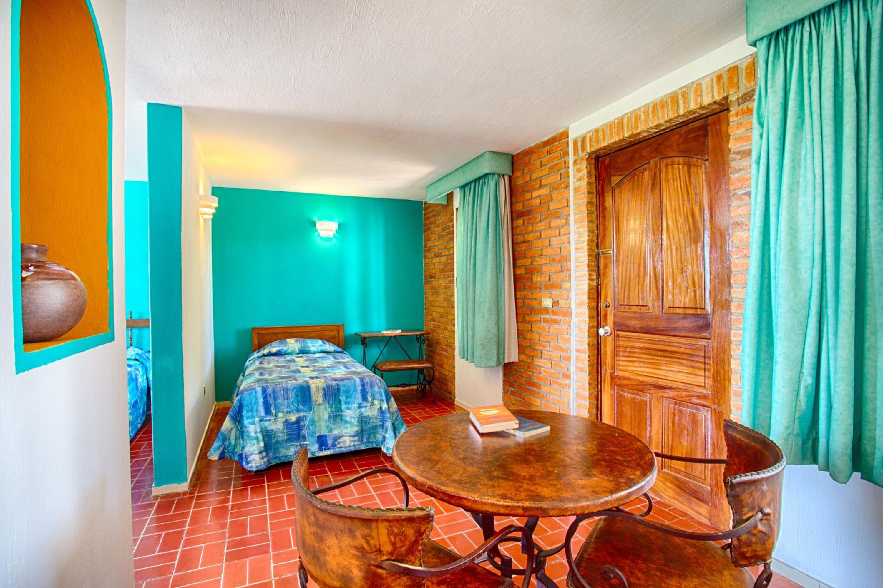 Standard Double Room with Two Double Beds and One Single Bed - Photo 5