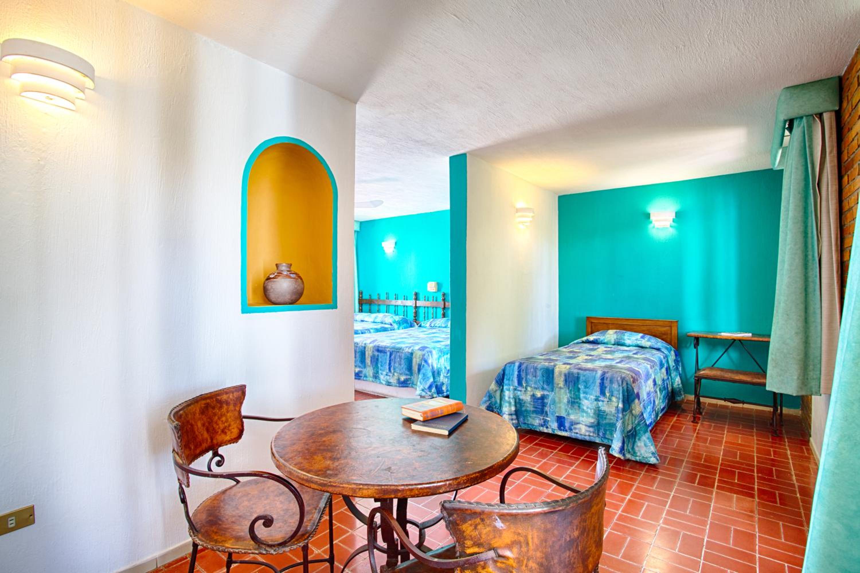 Standard Double Room with Two Double Beds and One Single Bed - Photo 4