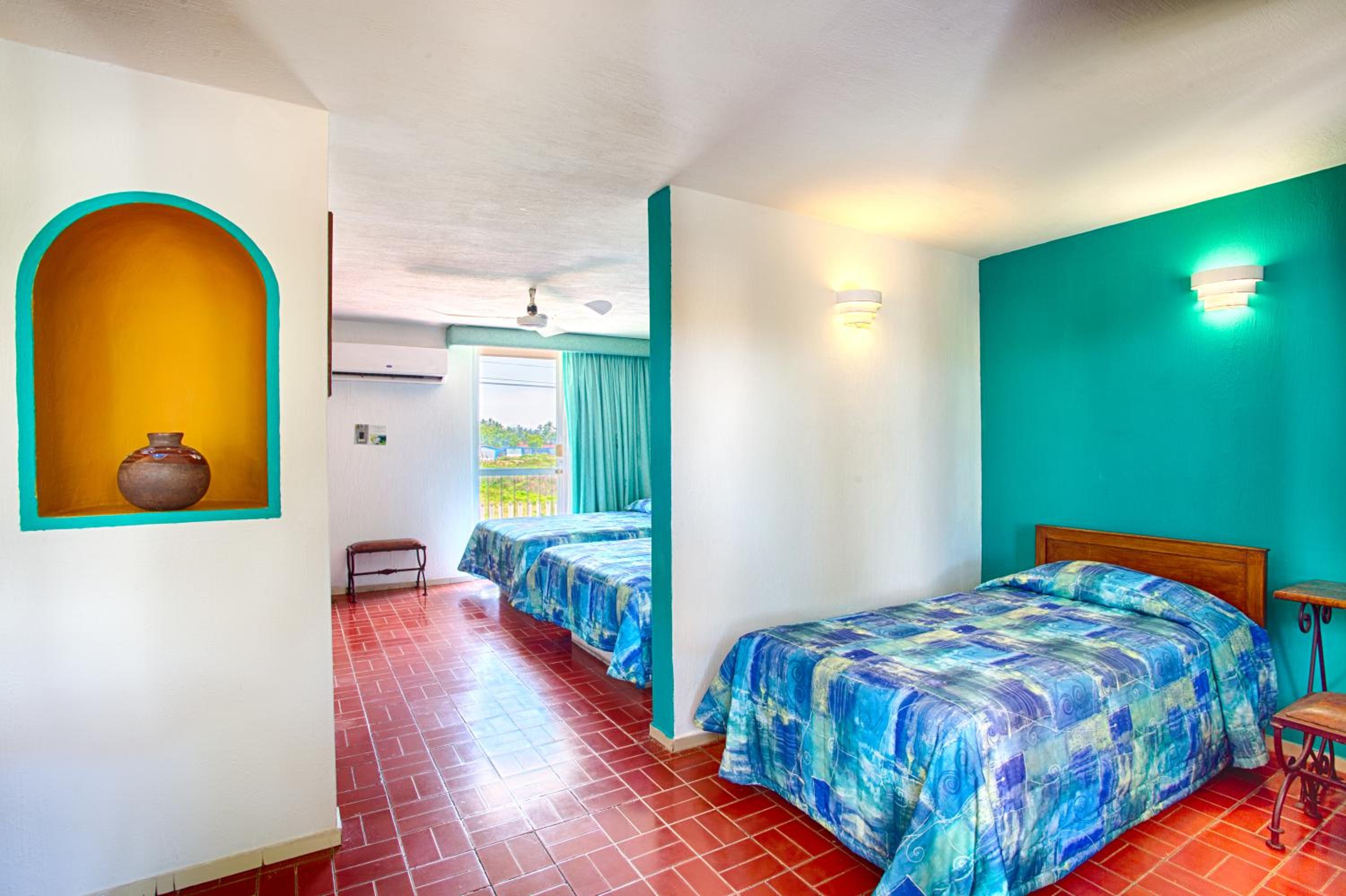 Standard Double Room with Two Double Beds and One Single Bed - Photo 3