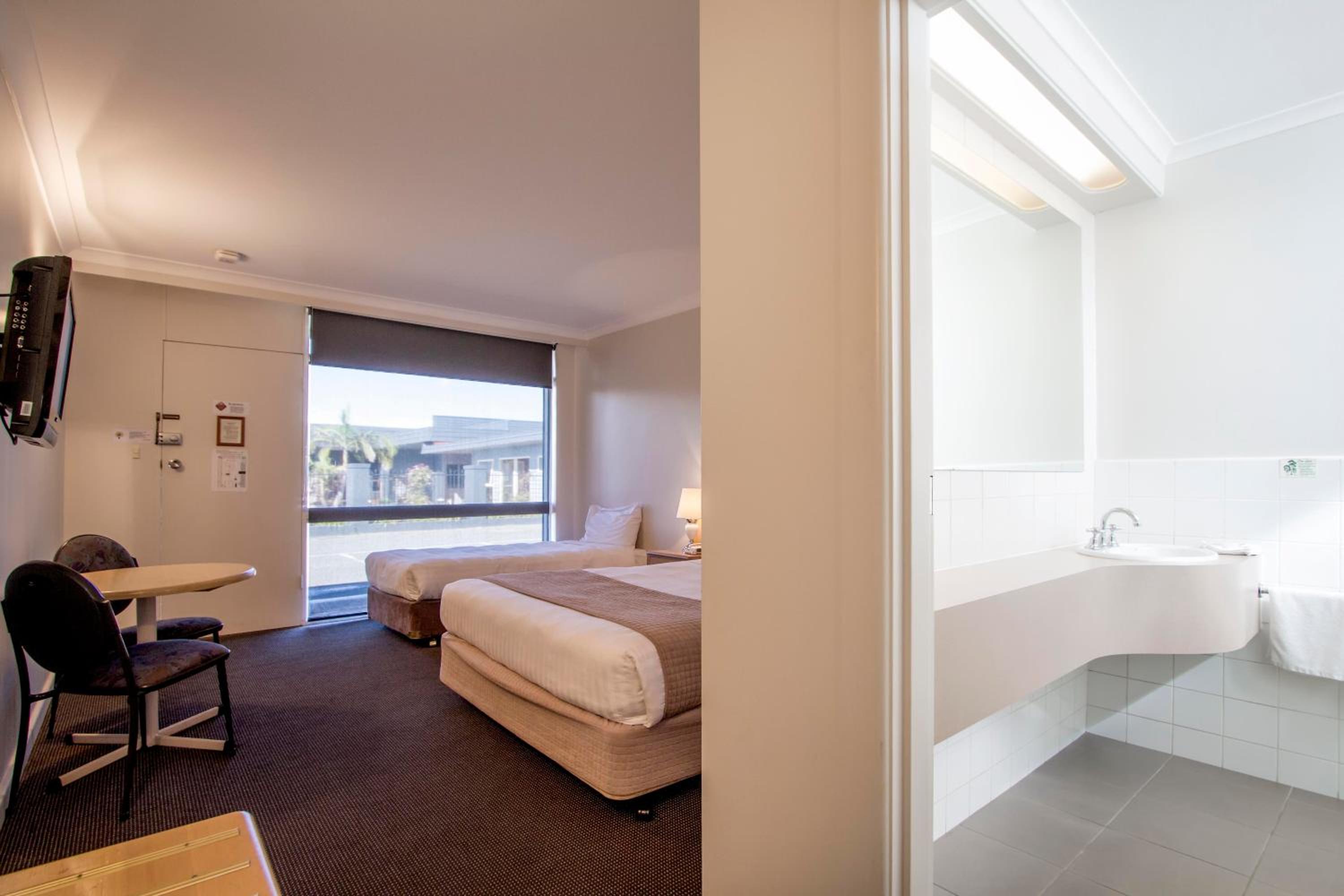 Economy Twin Room photo 3
