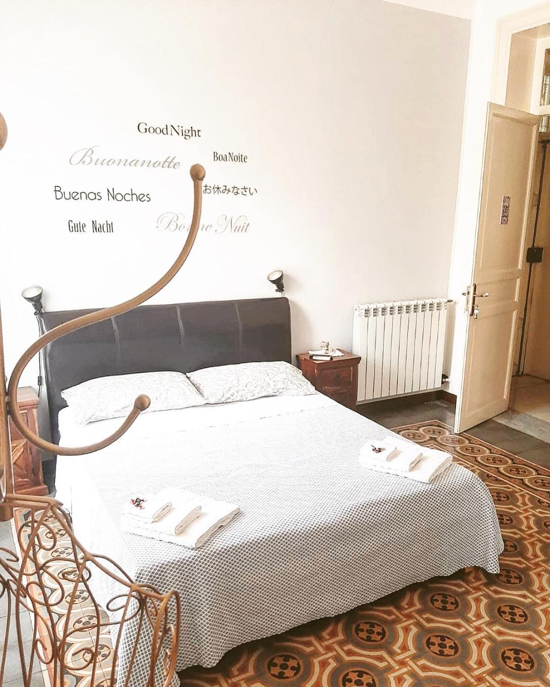 Deluxe Double Room with Balcony - Photo 11