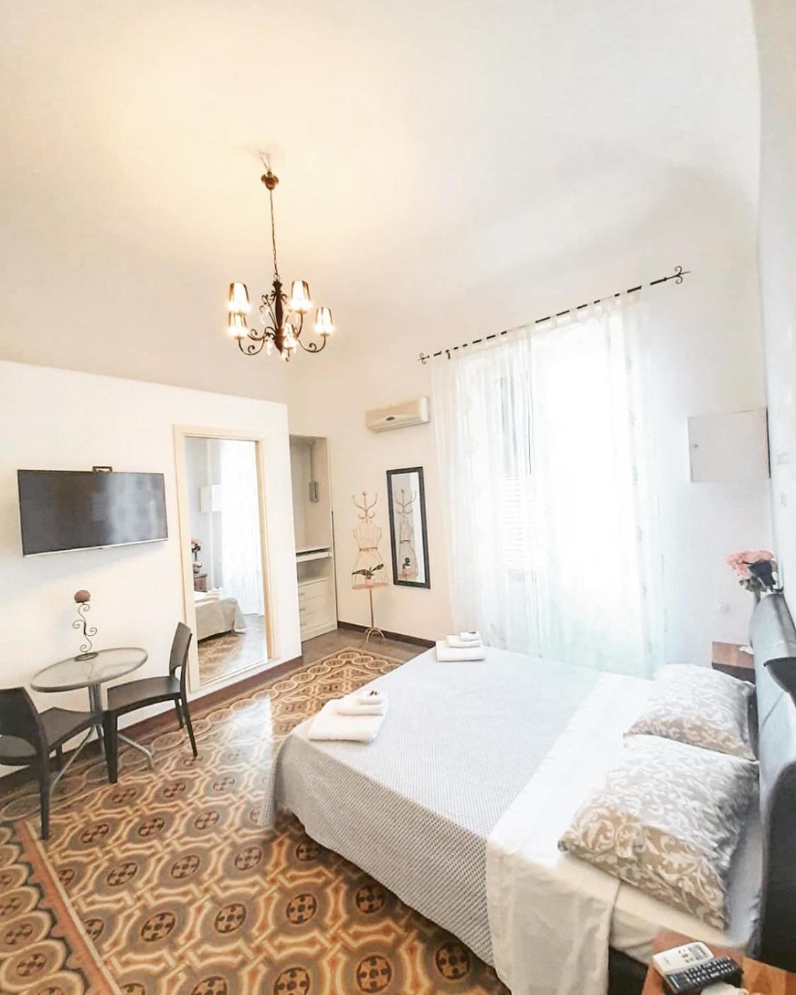 Deluxe Double Room with Balcony - Photo 5