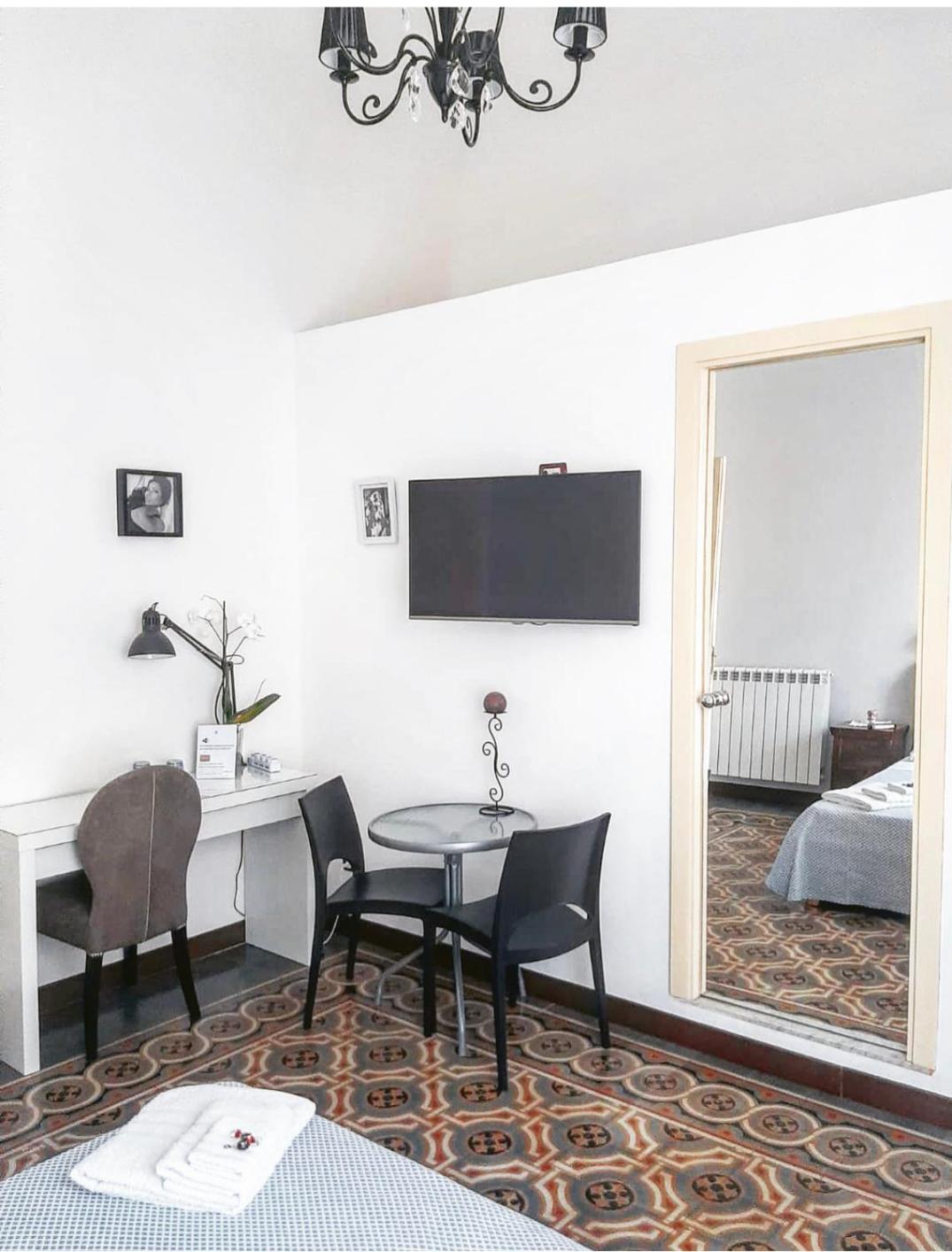 Deluxe Double Room with Balcony - Photo 8
