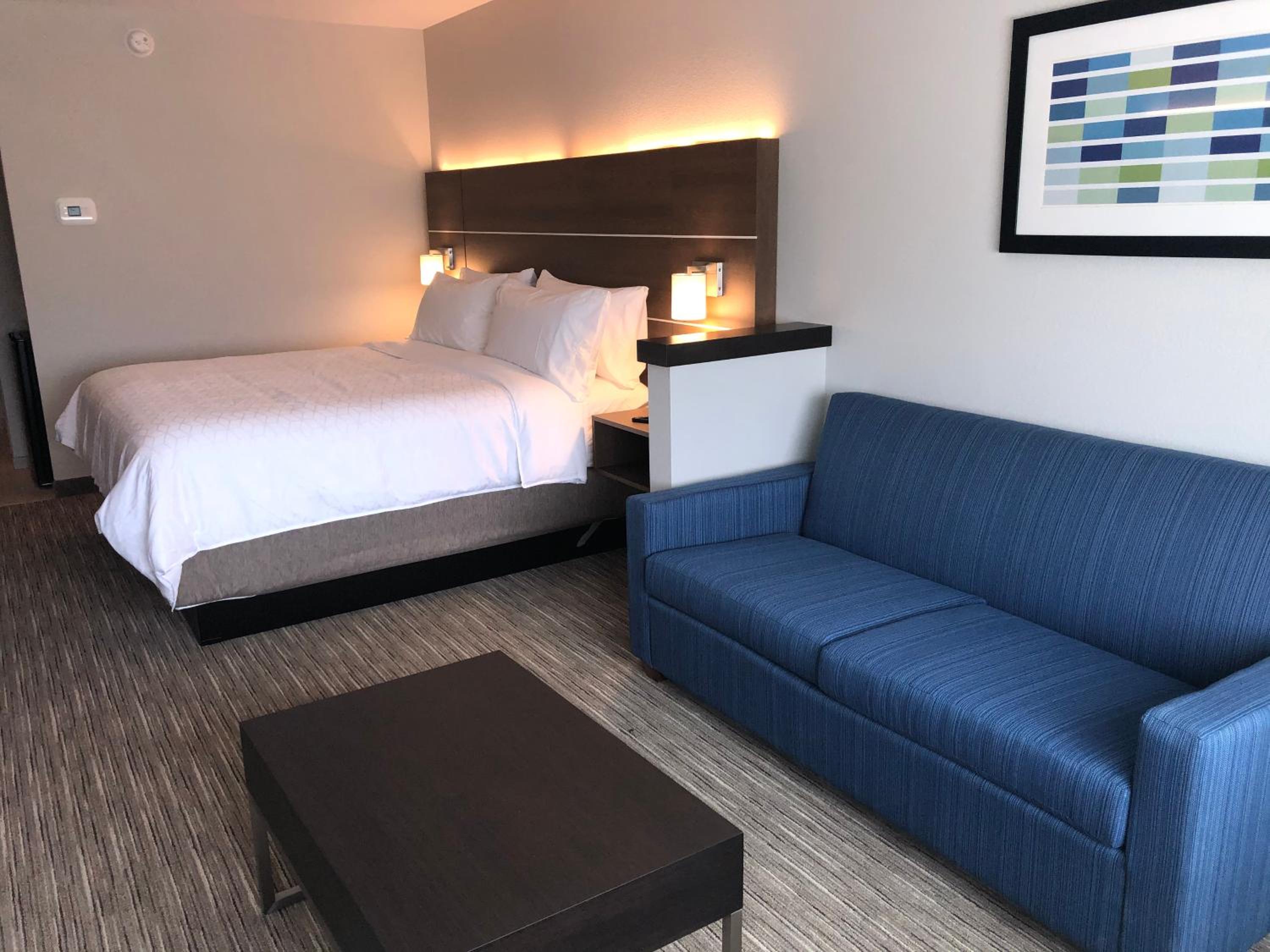 Standard King Room with Sofa Bed - Photo 6