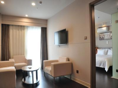 Business Suite A photo 1