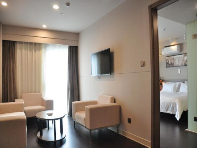 Business Suite A photo 2