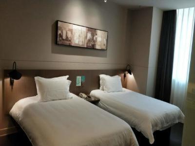 Business Twin Room B