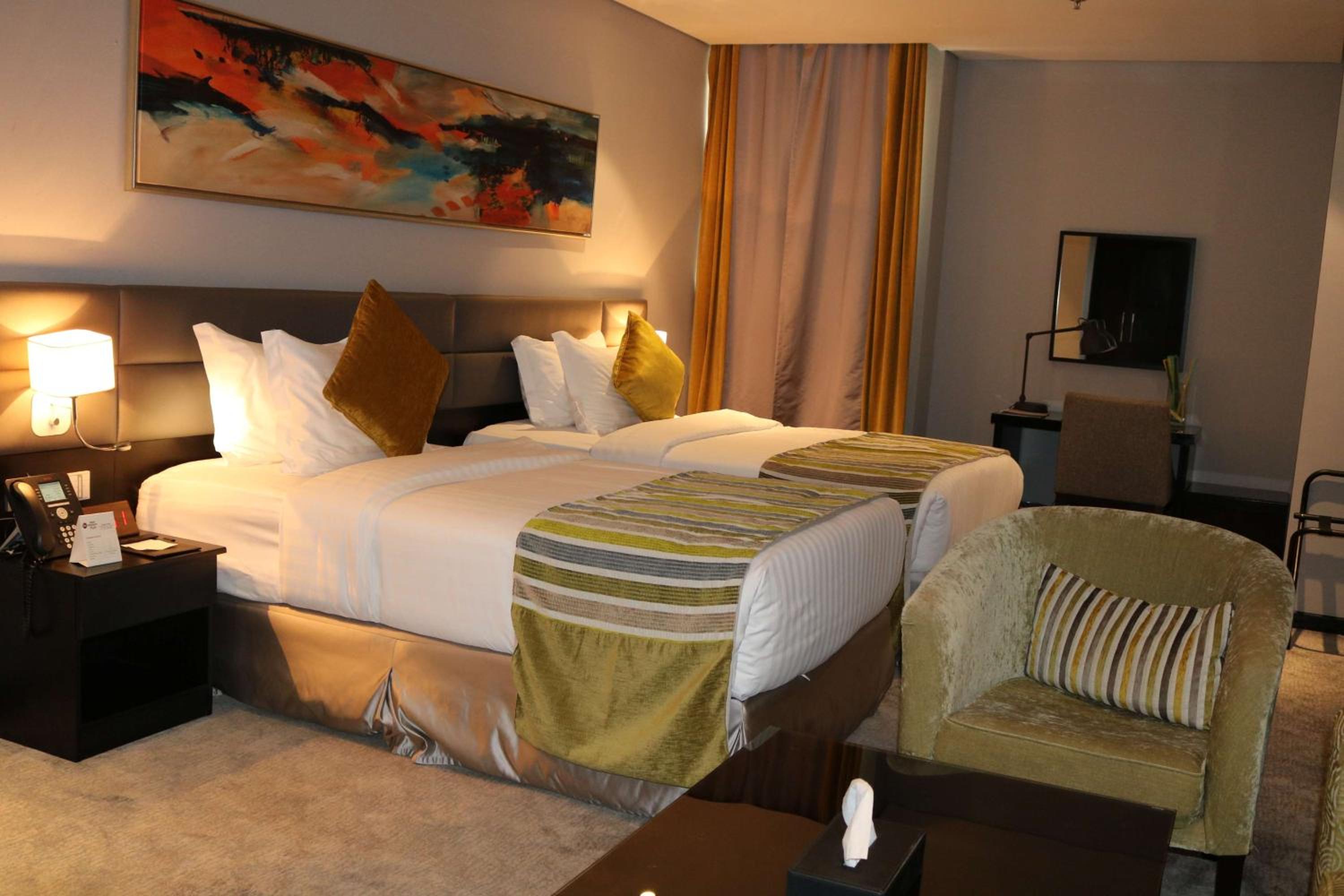 Junior Twin Suite - Non-Smoking photo 1