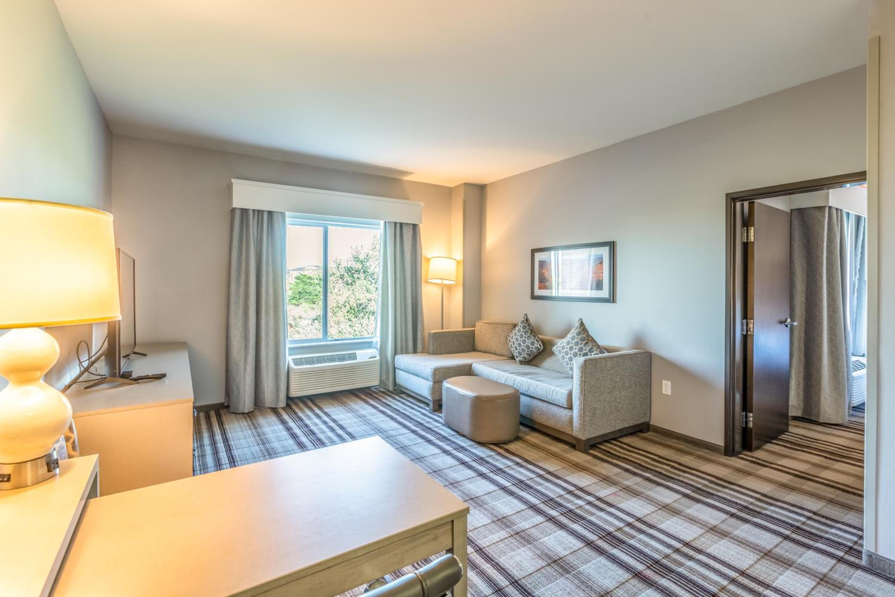 1 Queen Bed, One-Bedroom, Suite, Non-Smoking - Photo 23