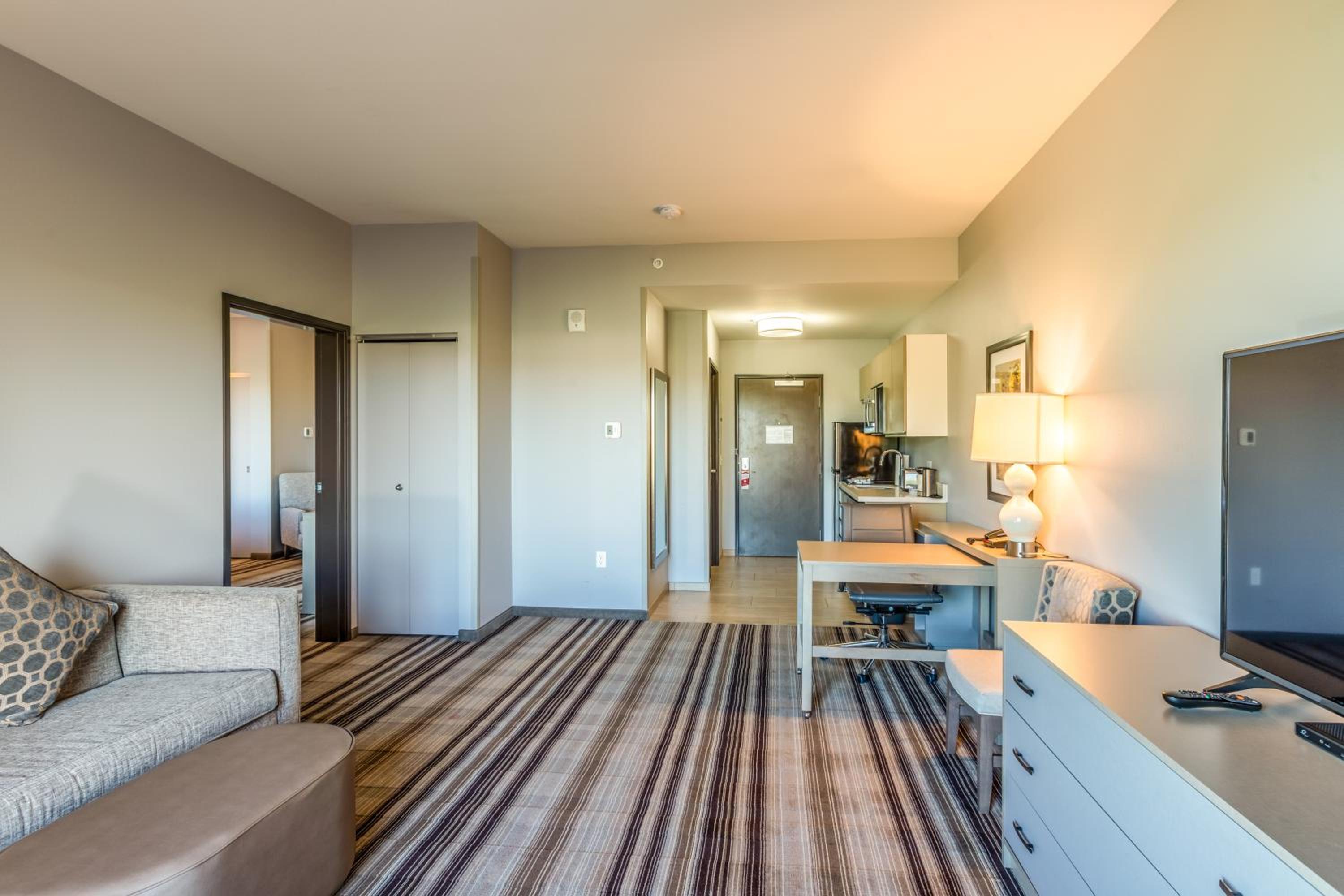 1 Queen Bed, One-Bedroom, Suite, Non-Smoking - Photo 24