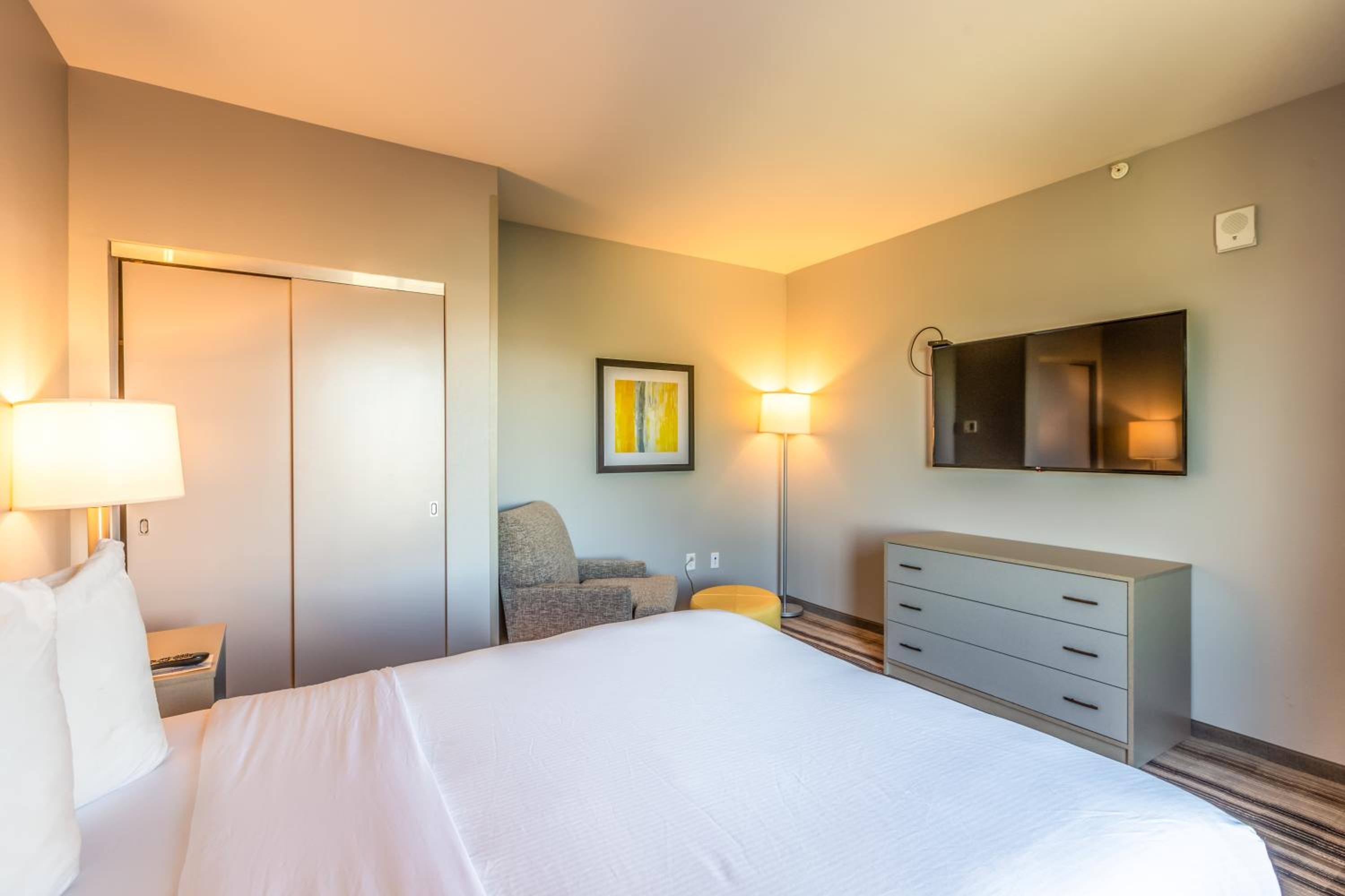 1 Queen Bed, One-Bedroom, Suite, Non-Smoking - Photo 1