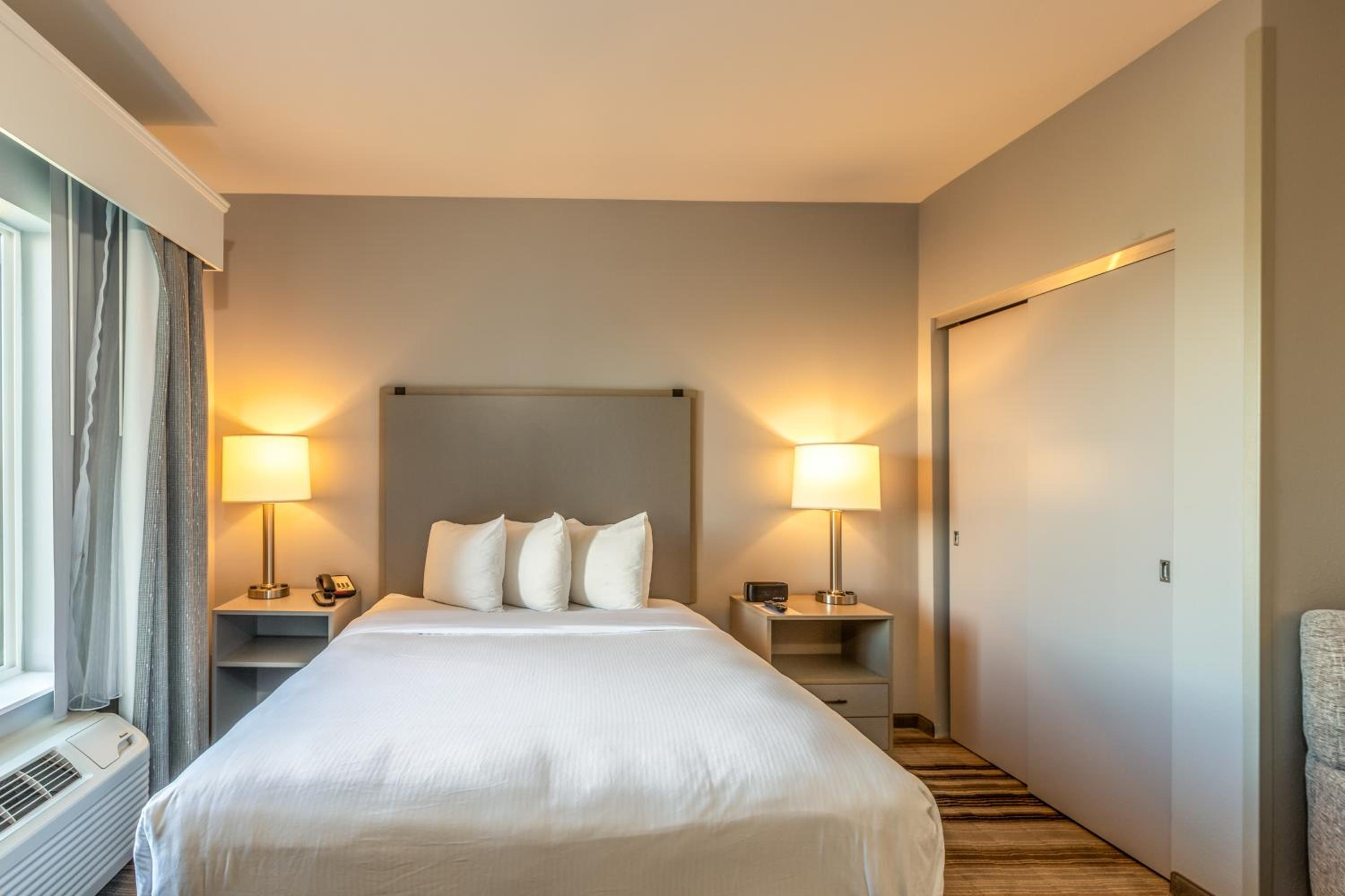 1 Queen Bed, One-Bedroom, Suite, Non-Smoking - Photo 4