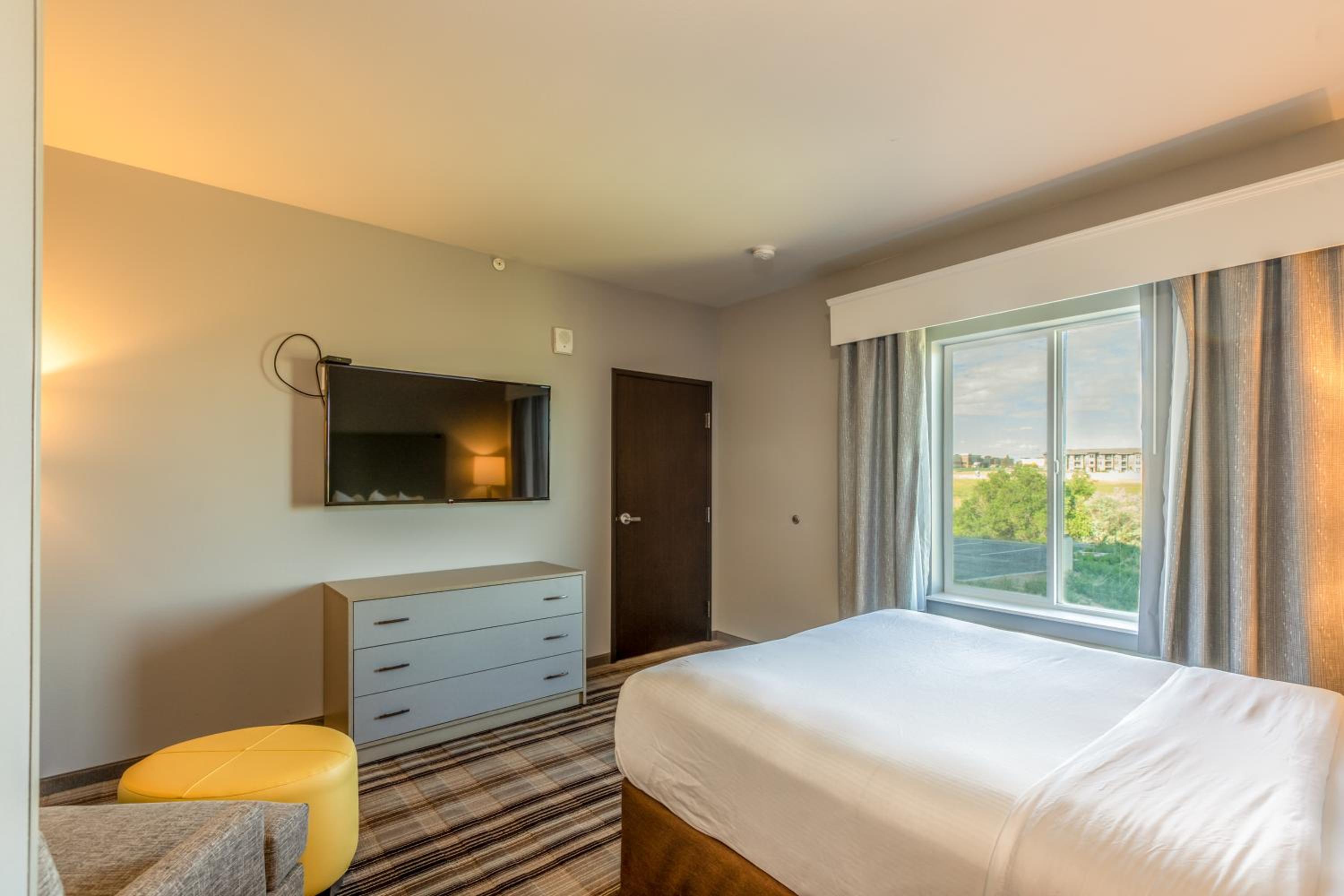 1 Queen Bed, One-Bedroom, Suite, Non-Smoking - Photo 3
