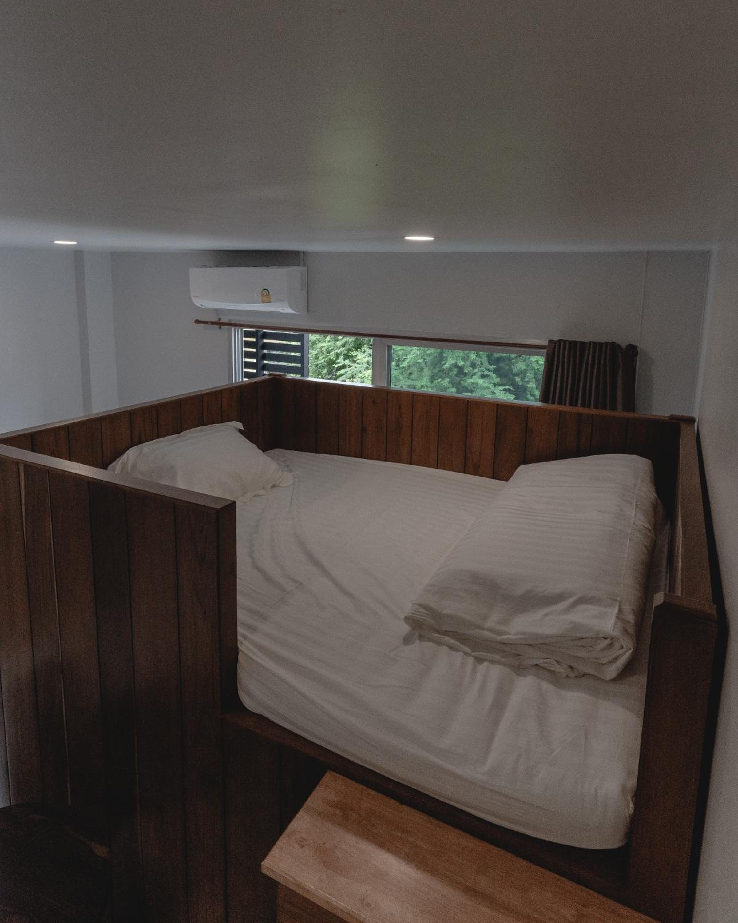 Quadruple Room with Private Bathroom - Photo 22