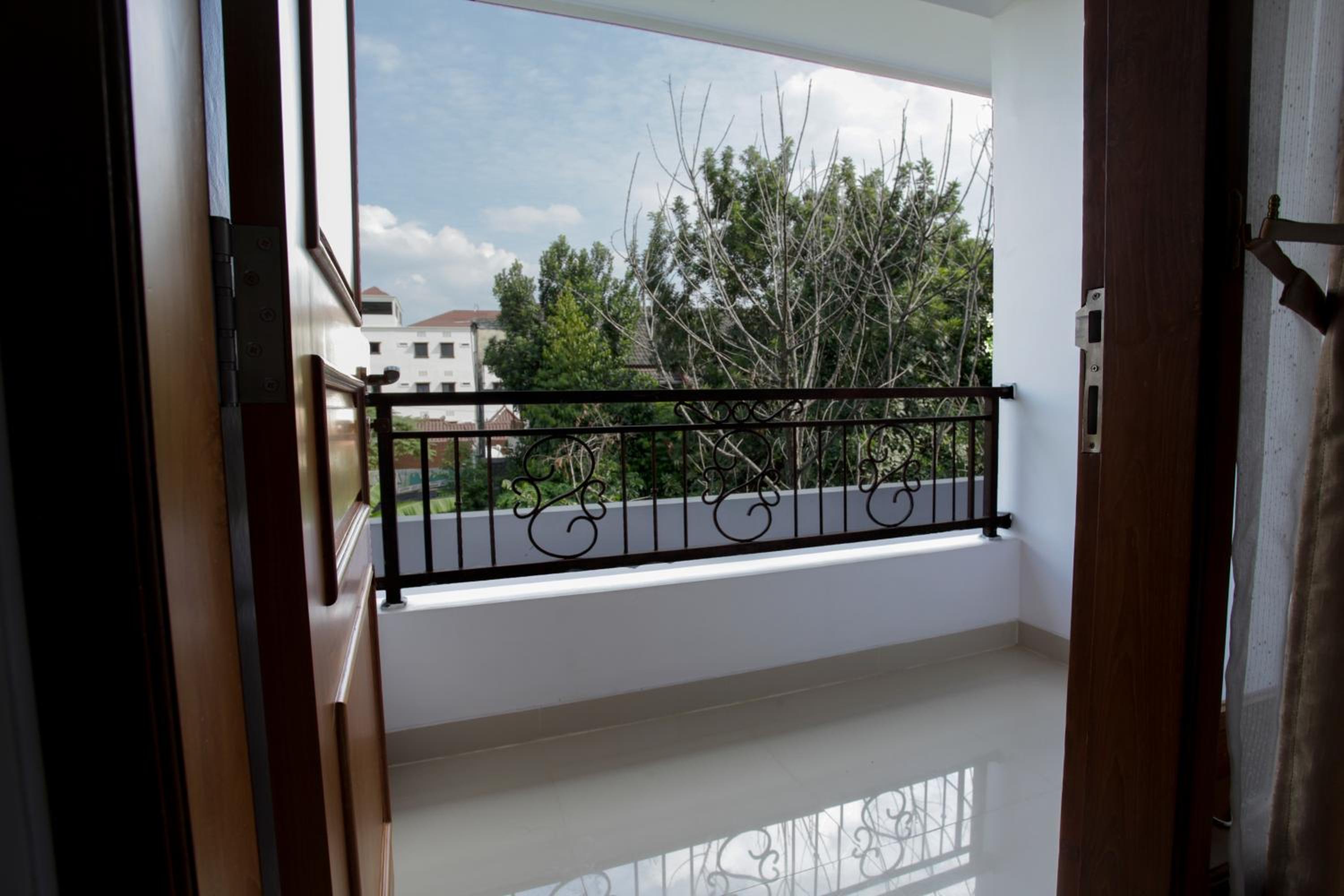 Deluxe Double Room - Photo 9