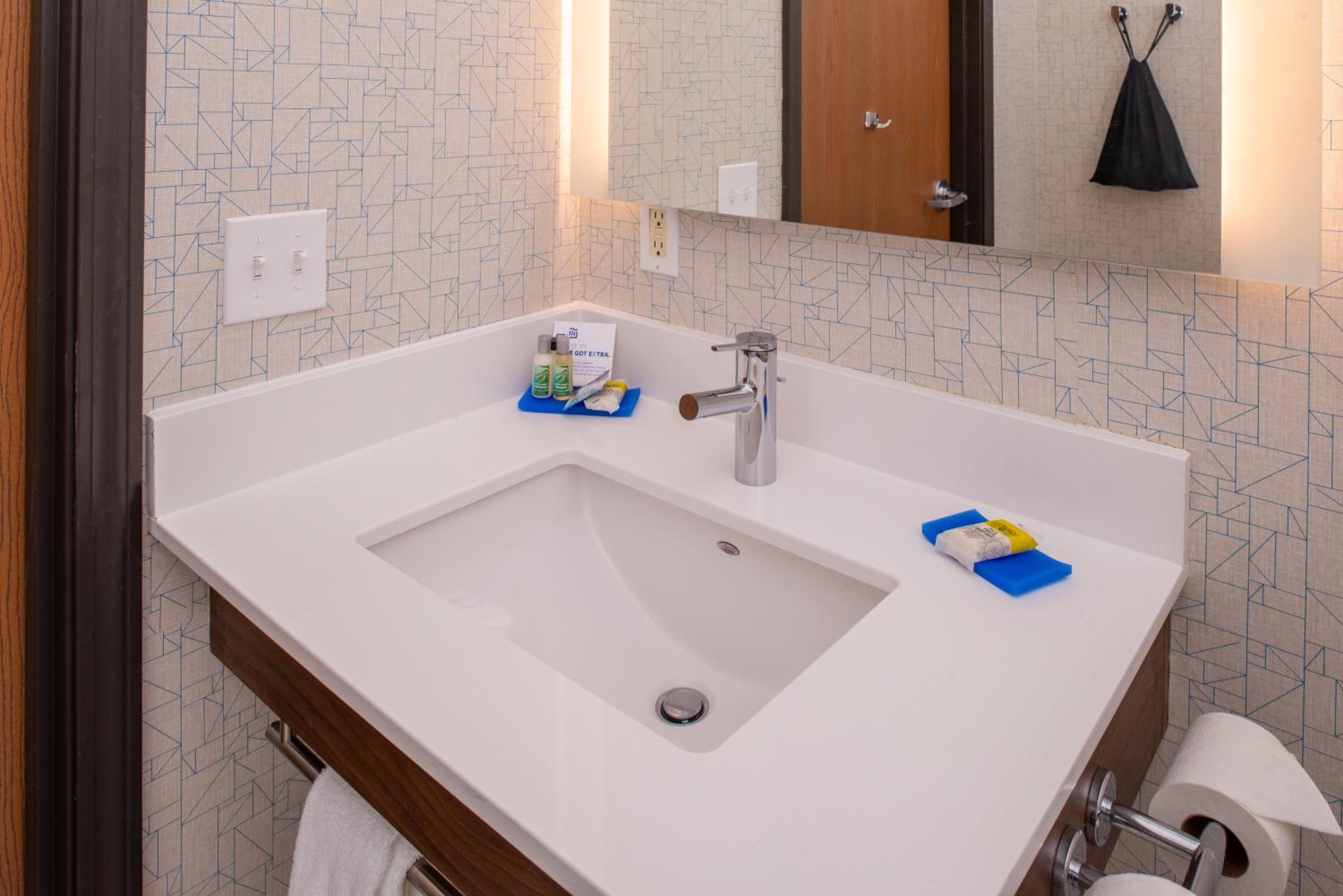 King Room - Mobility Access/Hearing Accessible - Photo 4