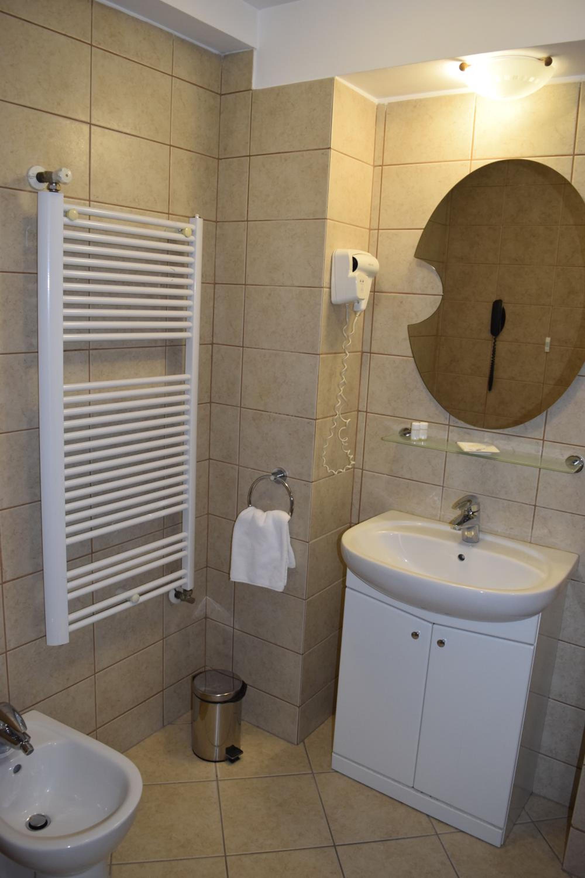Standard Double Room - Photo 11