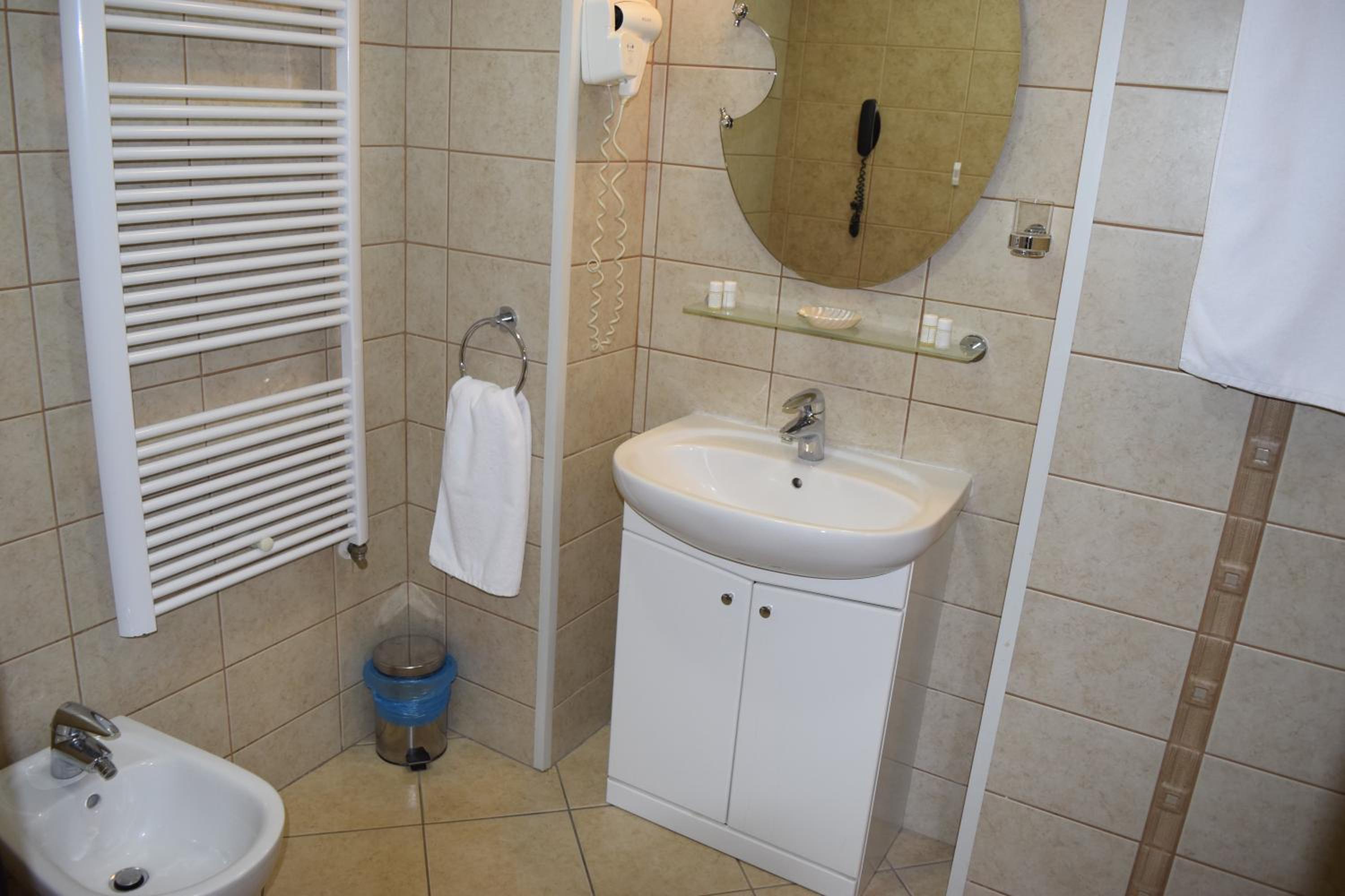 Standard Double Room - Photo 9