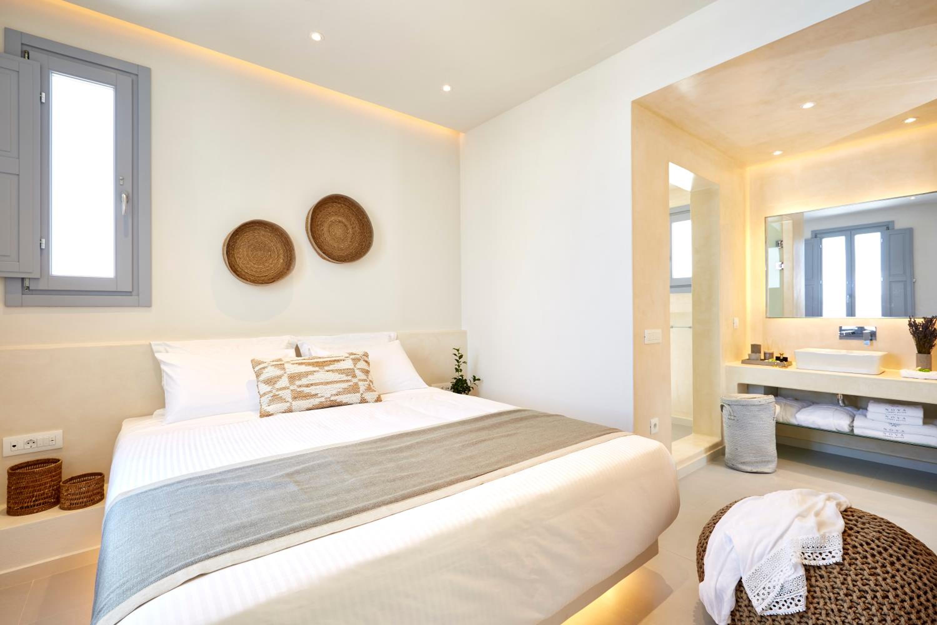 Suite with Hot Tub and Sea View Courtyard level photo 2