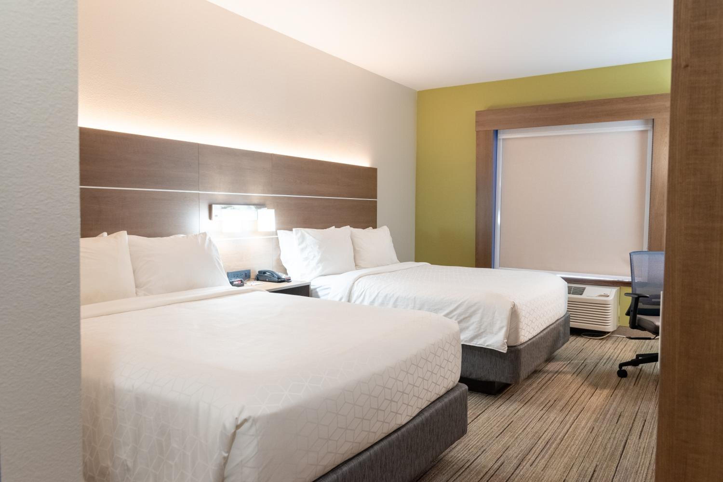 Standard Queen Room with Two Queen Beds - Photo 3