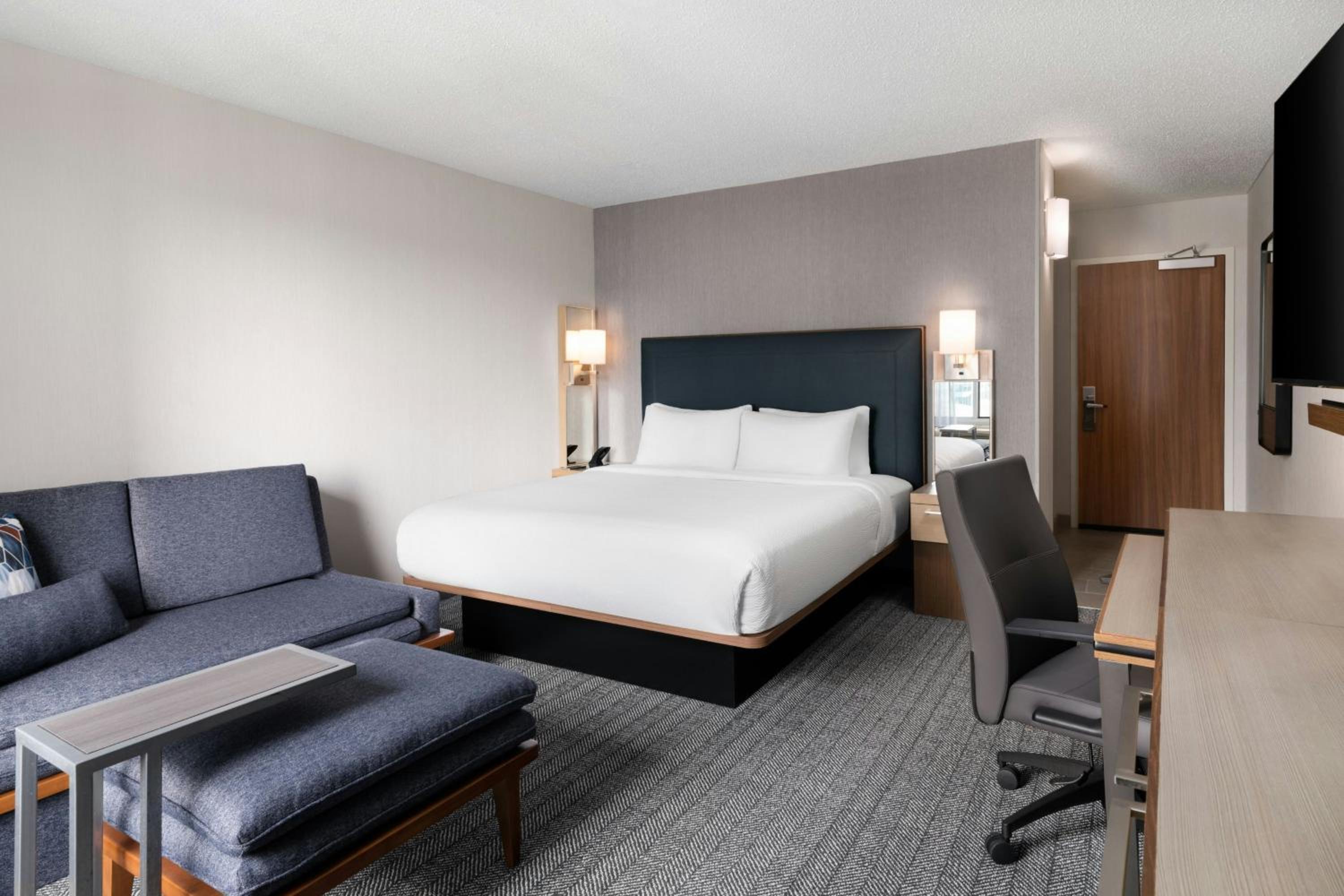King Room with Roll-In Shower - Mobility Accessible