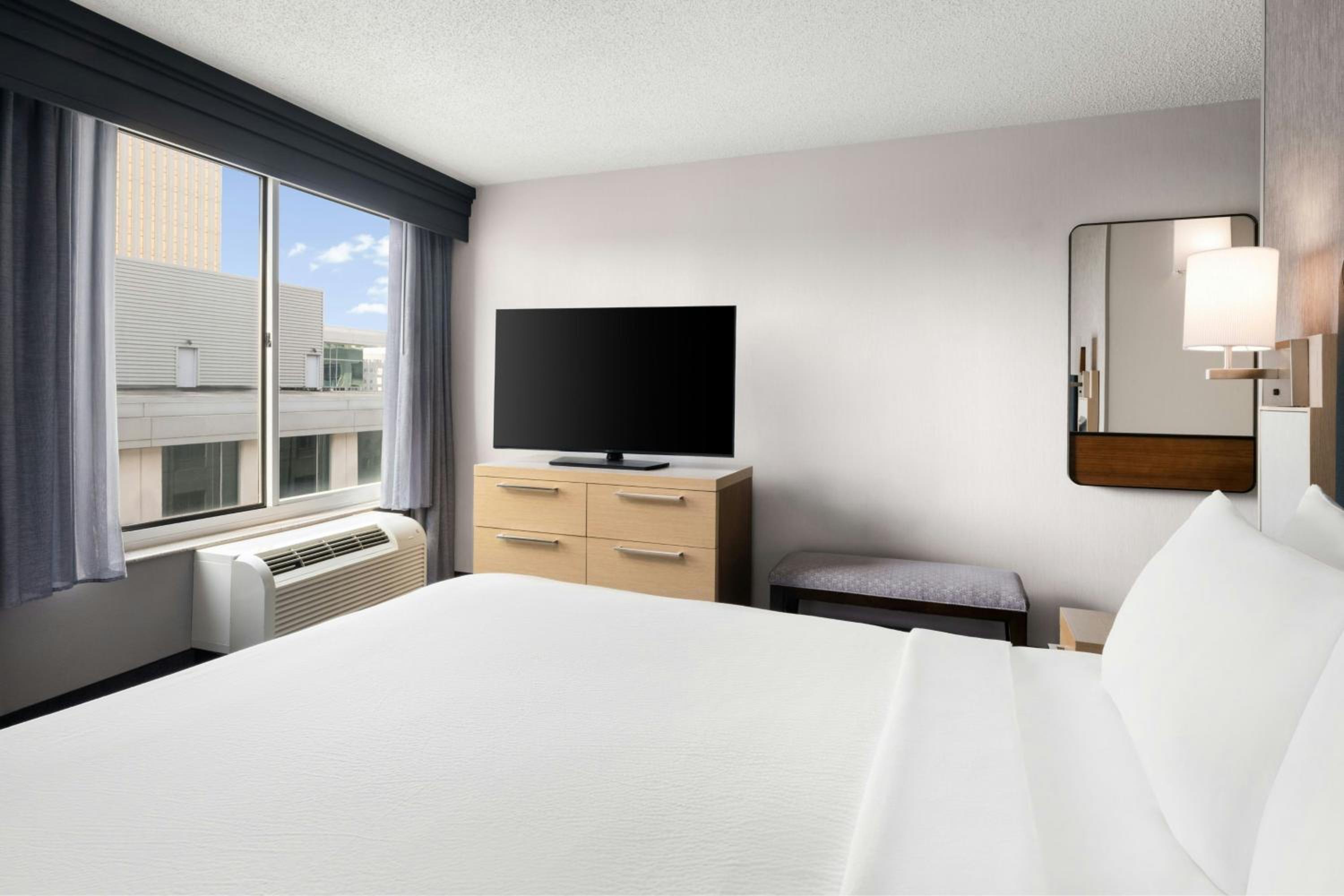 One-Bedroom King Suite with Roll-In Shower, Transfer Shower and Sofa Bed - Mobility Access