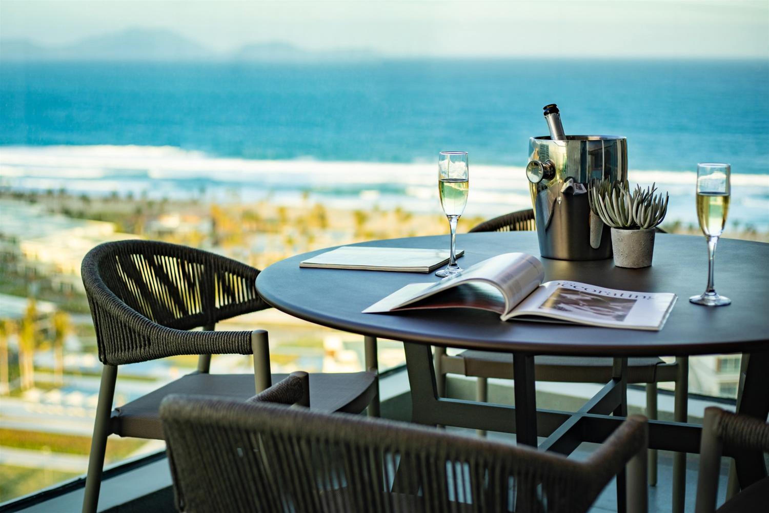 2 Bedroom Suite with Terrace Panoramic Ocean View  - 1 King & 1 Twin - Photo 7