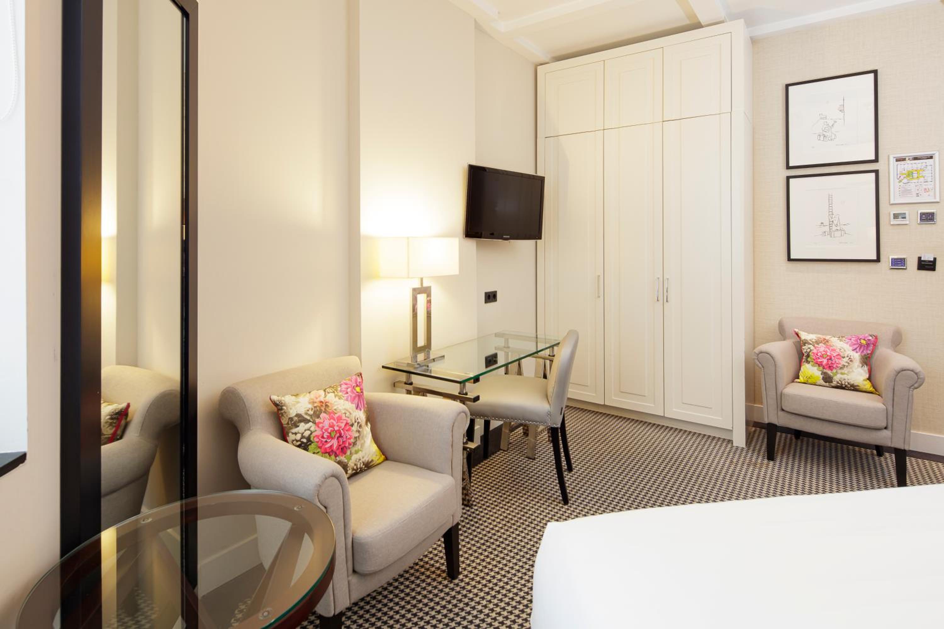 Deluxe Double Room with City View photo 2