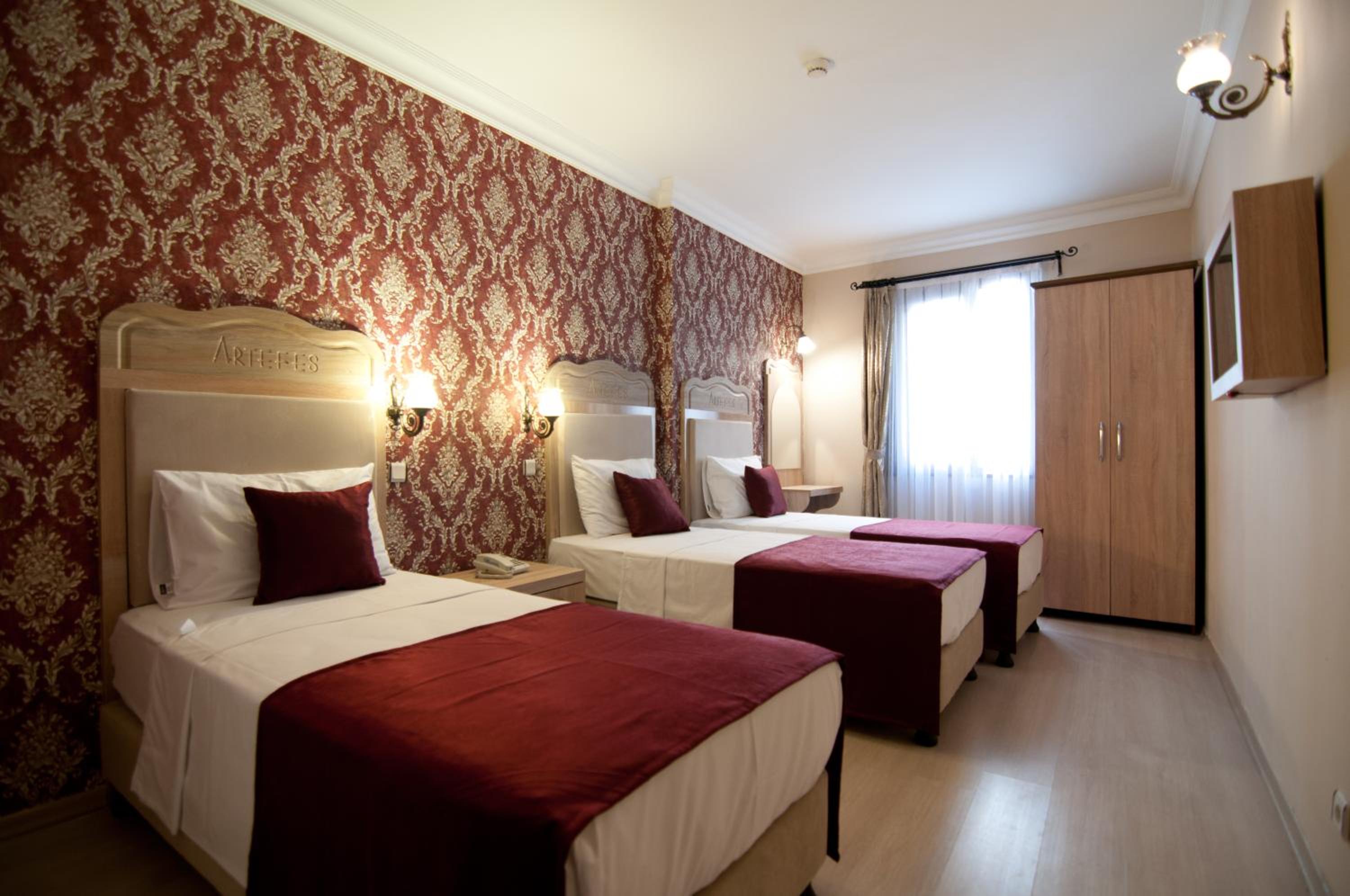 Economy Triple Room photo 3