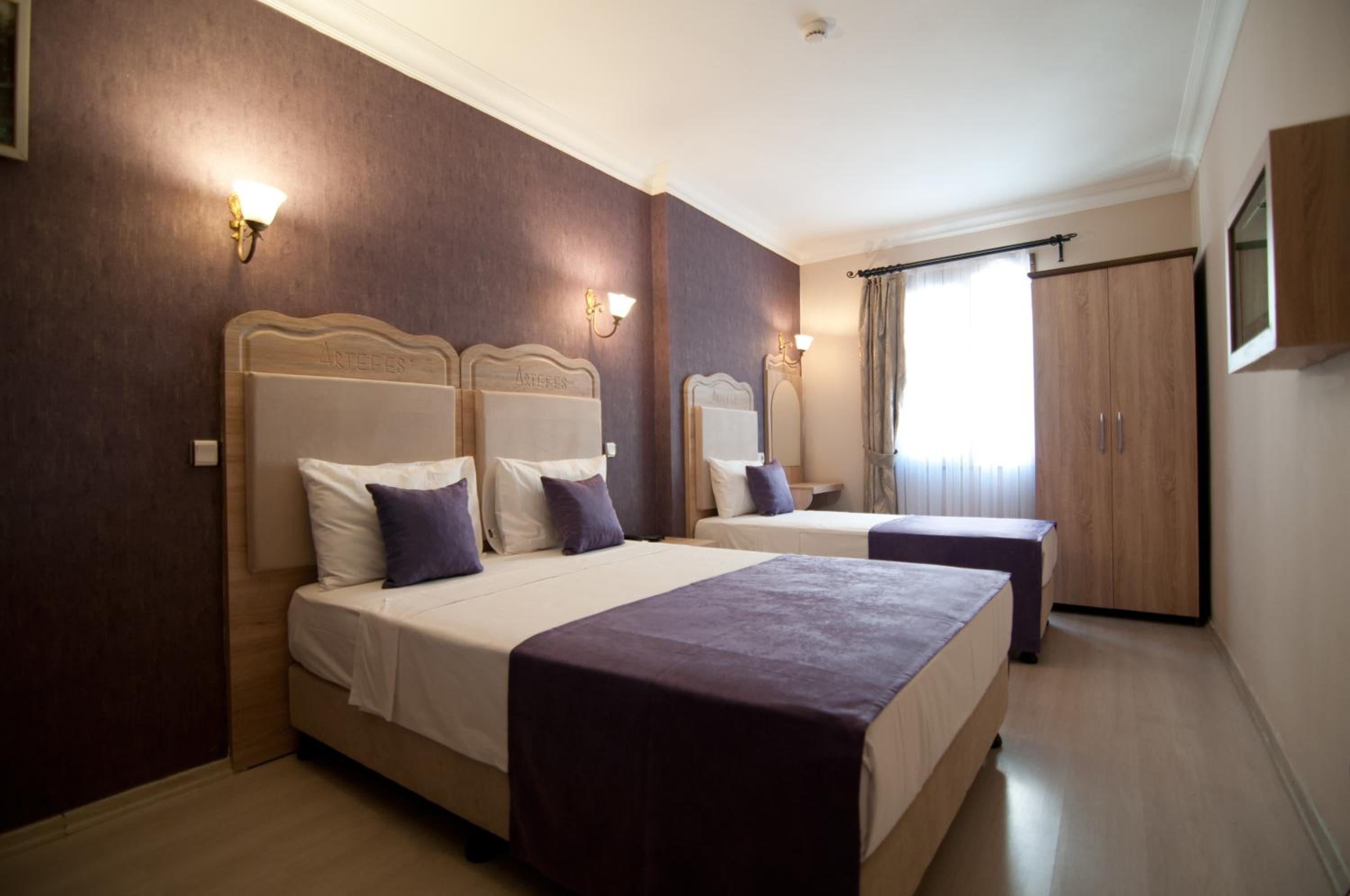 Economy Triple Room photo 2
