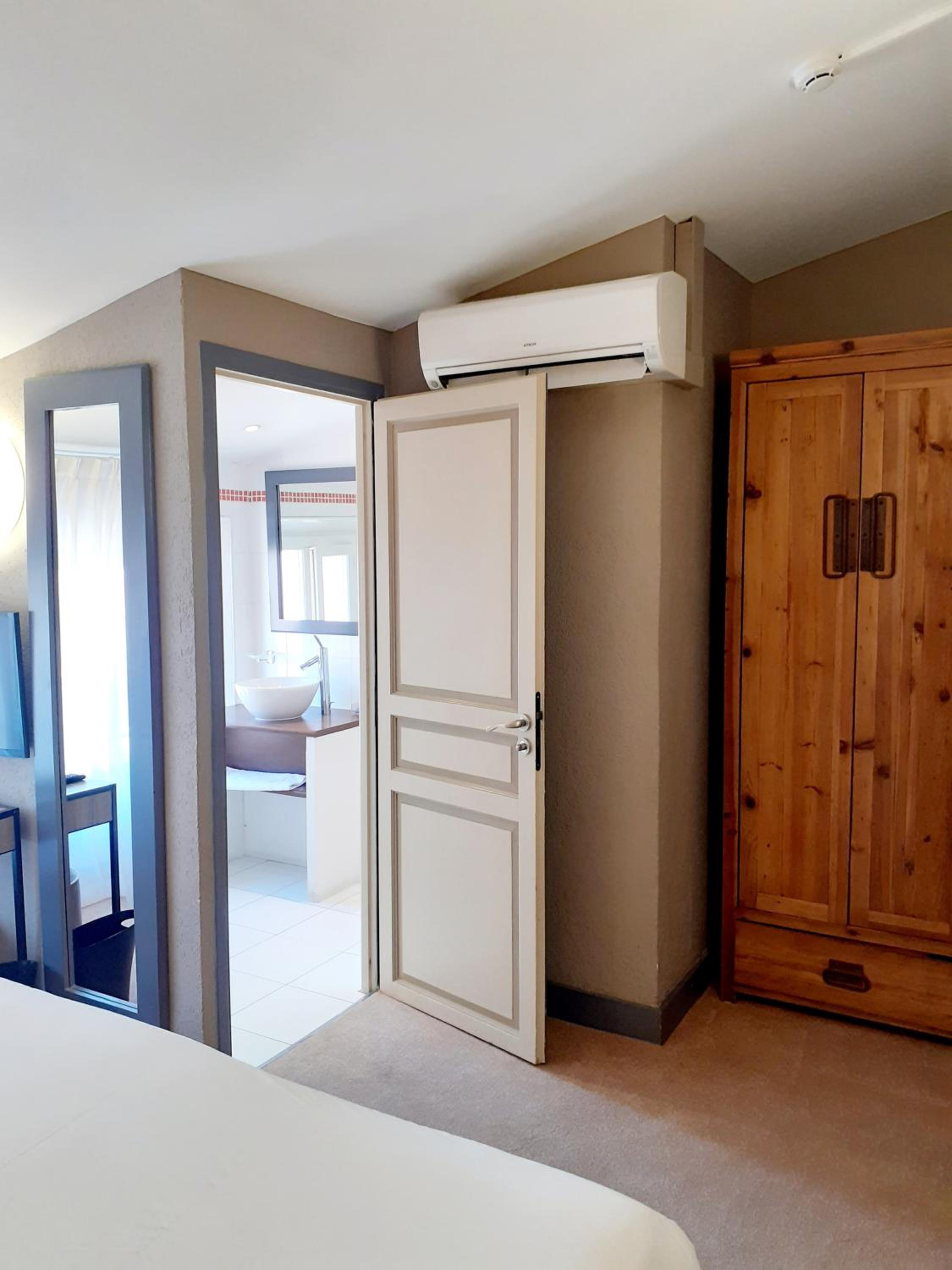 Double or Twin Superior Room - Photo 14
