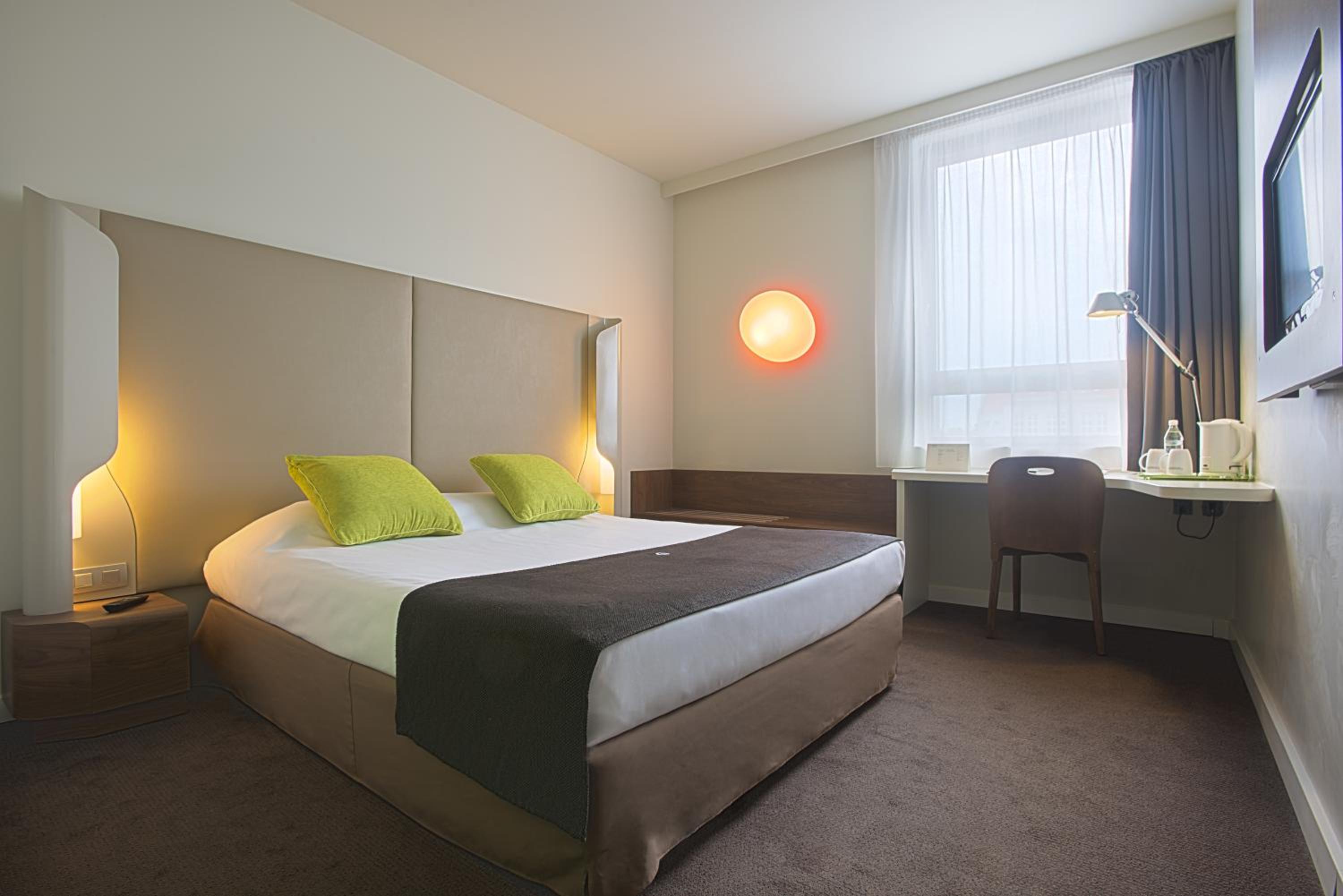 Standard Room - 1 Queen Bed - Photo 2