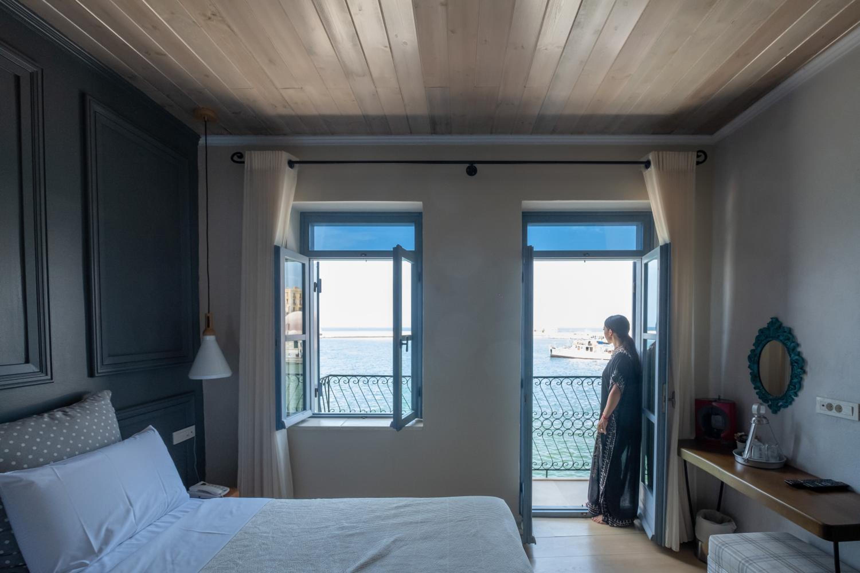 Deluxe room with Sea View and Balcony thumbnail 5