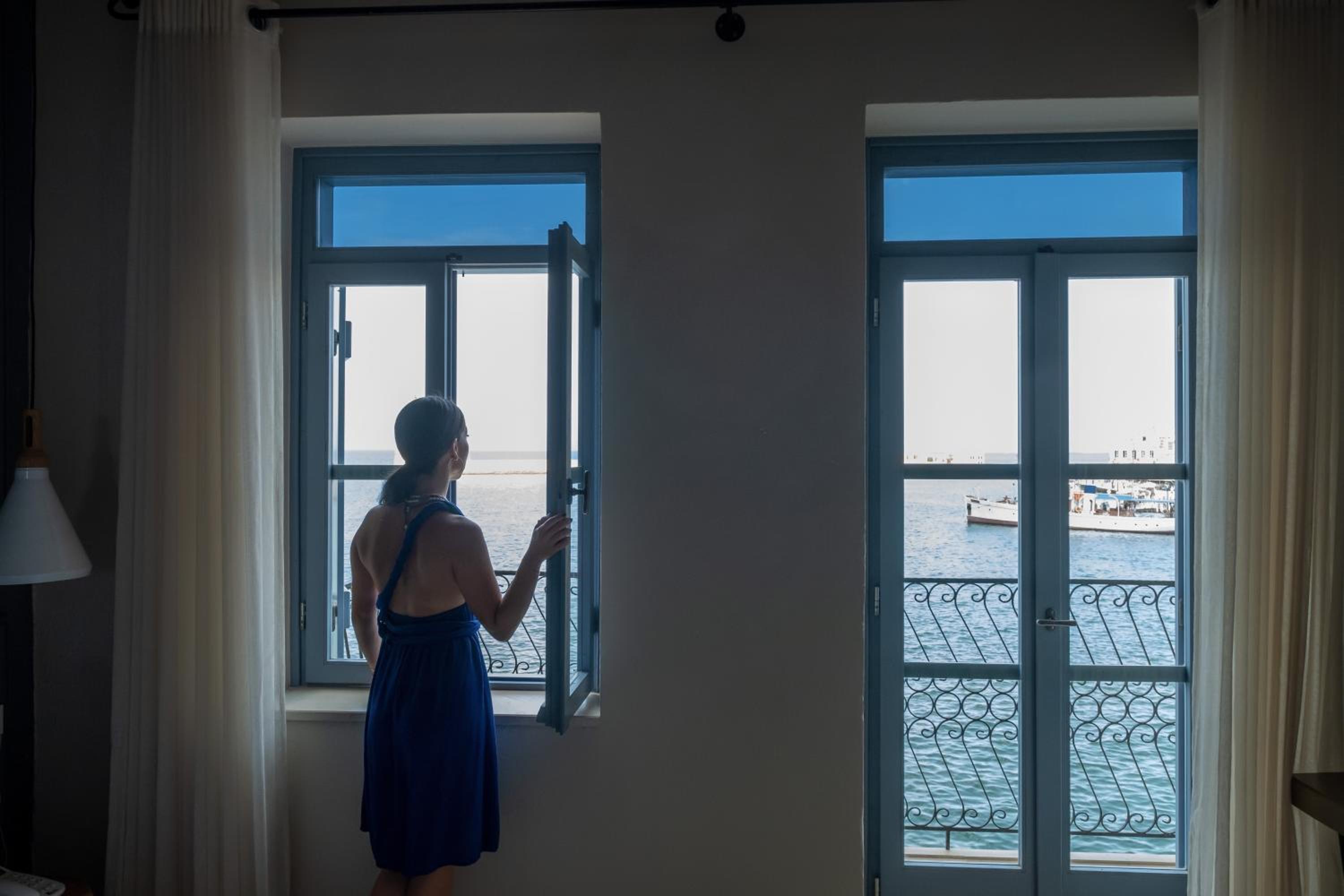 Deluxe room with Sea View and Balcony thumbnail 5