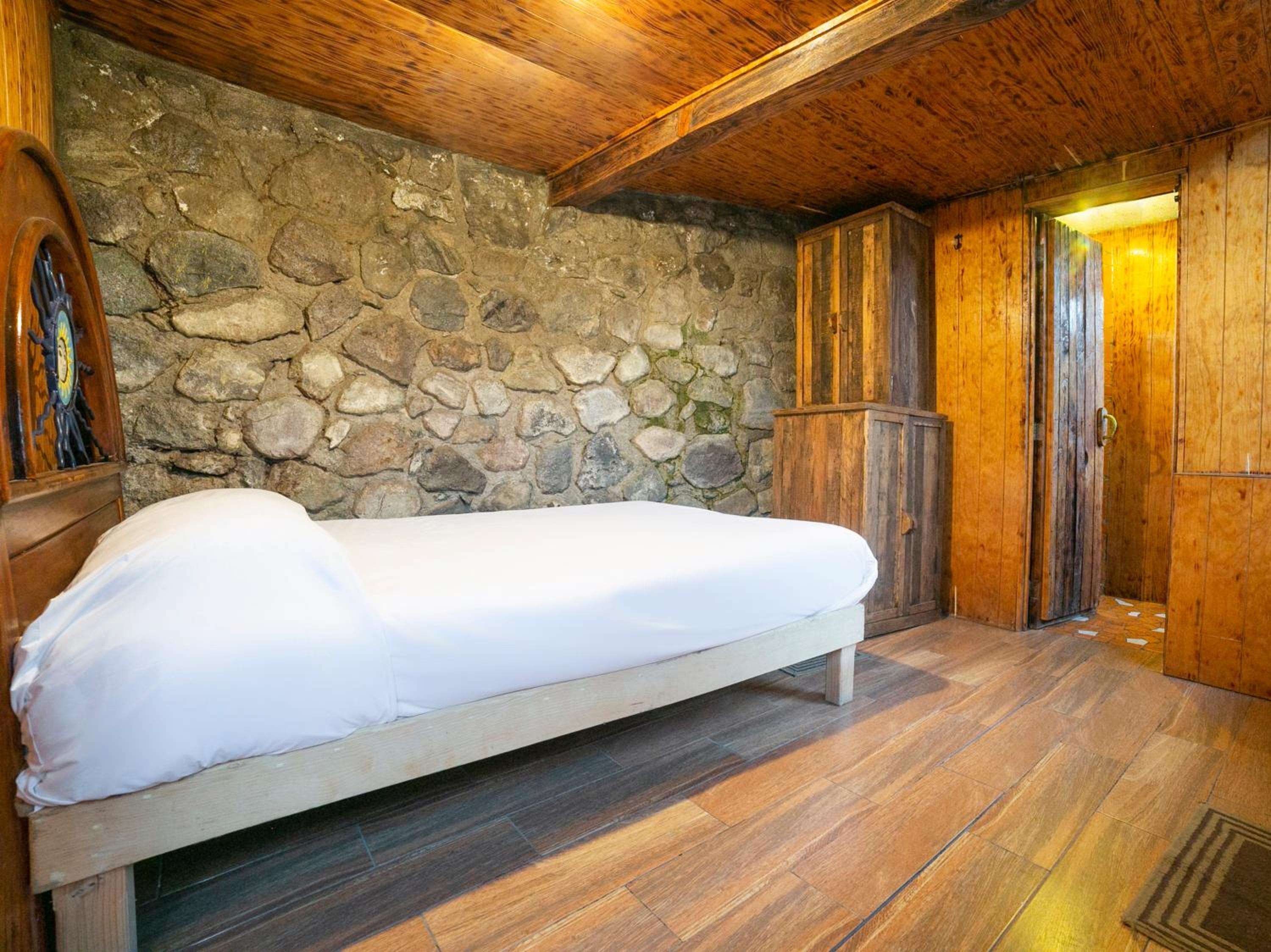 Economy Double Room - Photo 11