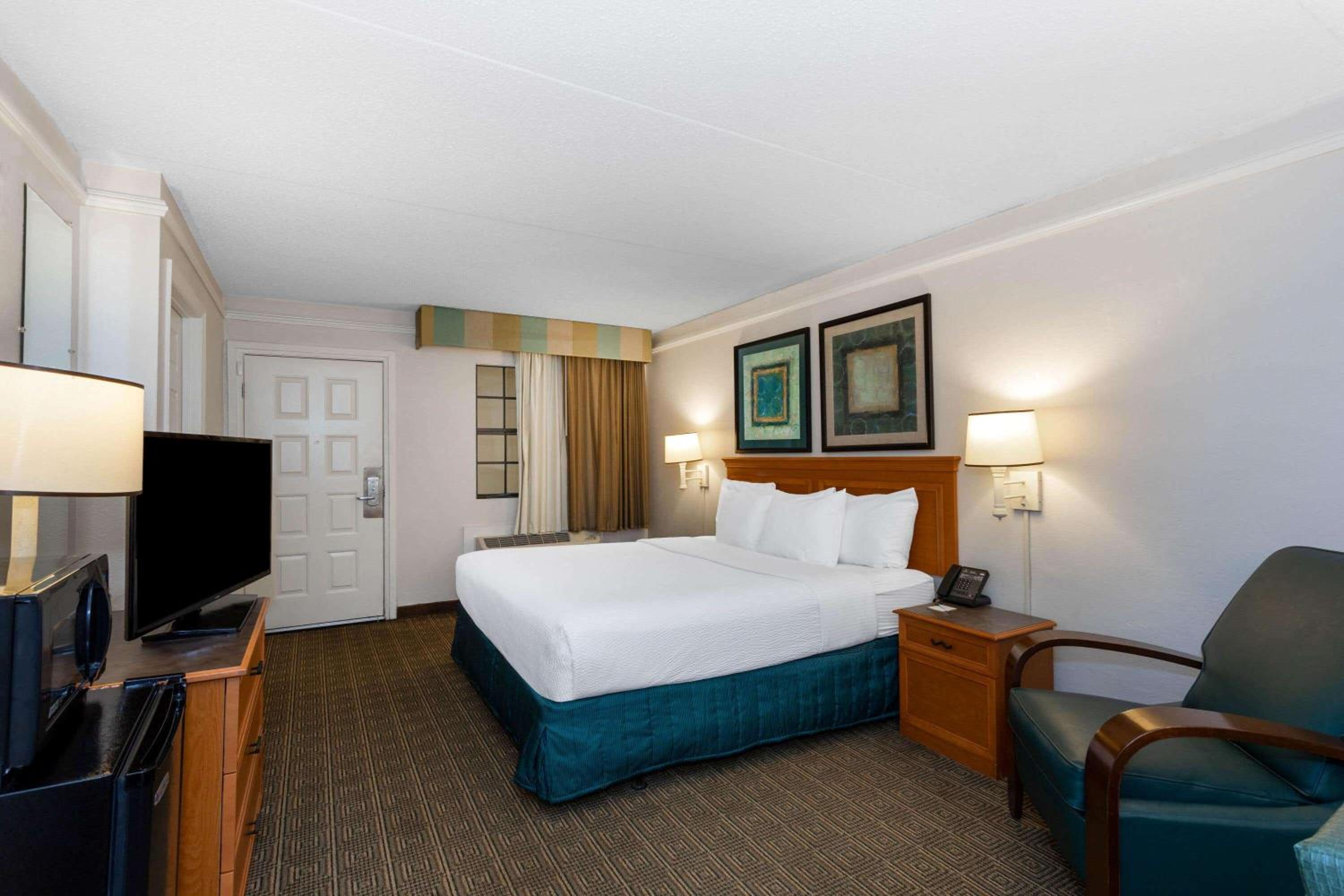 King Room with Bath Tub - Mobility/Hearing Accessible - Non-Smoking photo 1