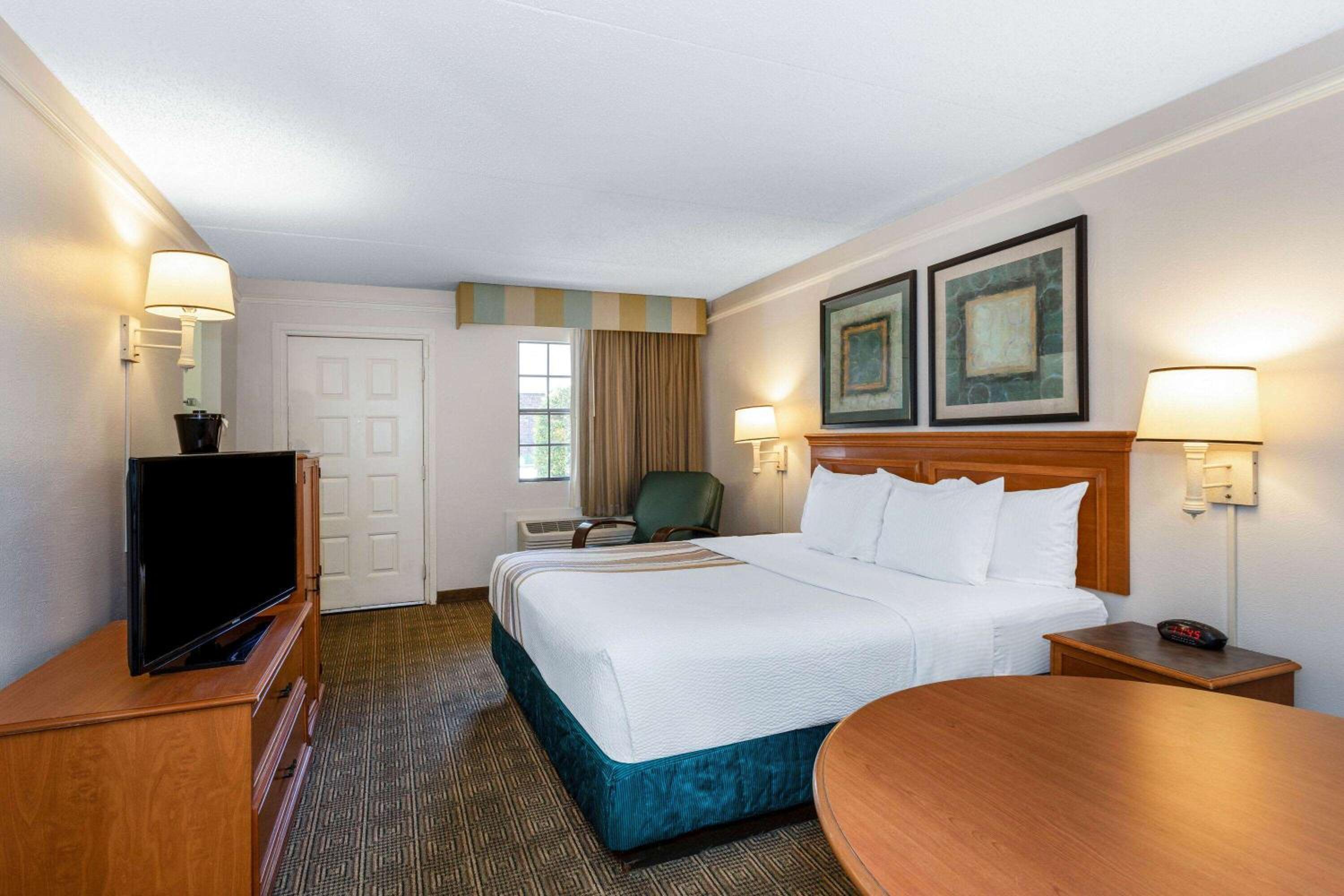 Deluxe King Room - Non-Smoking photo 1