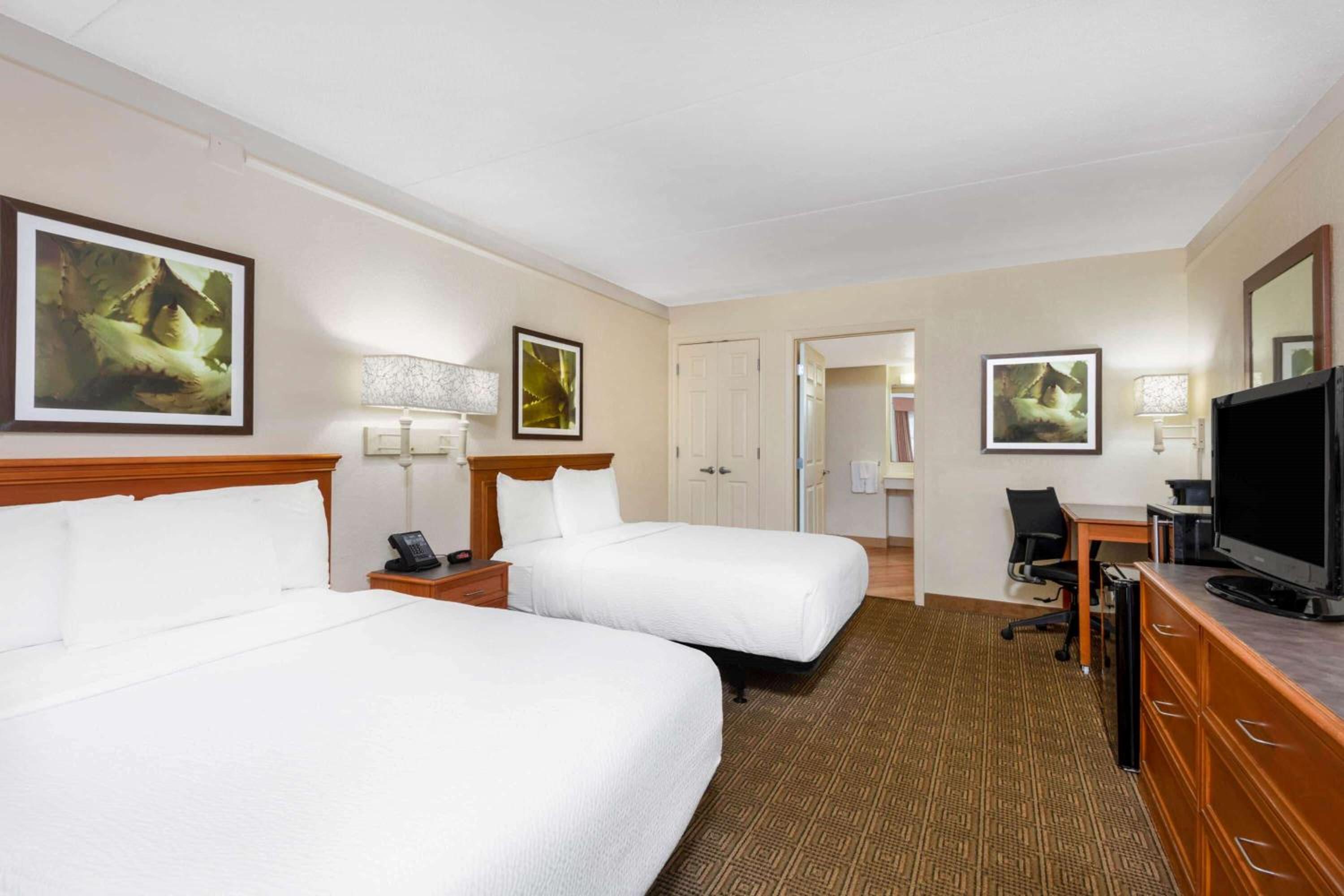 Double Room with Two Double Beds - Photo 3