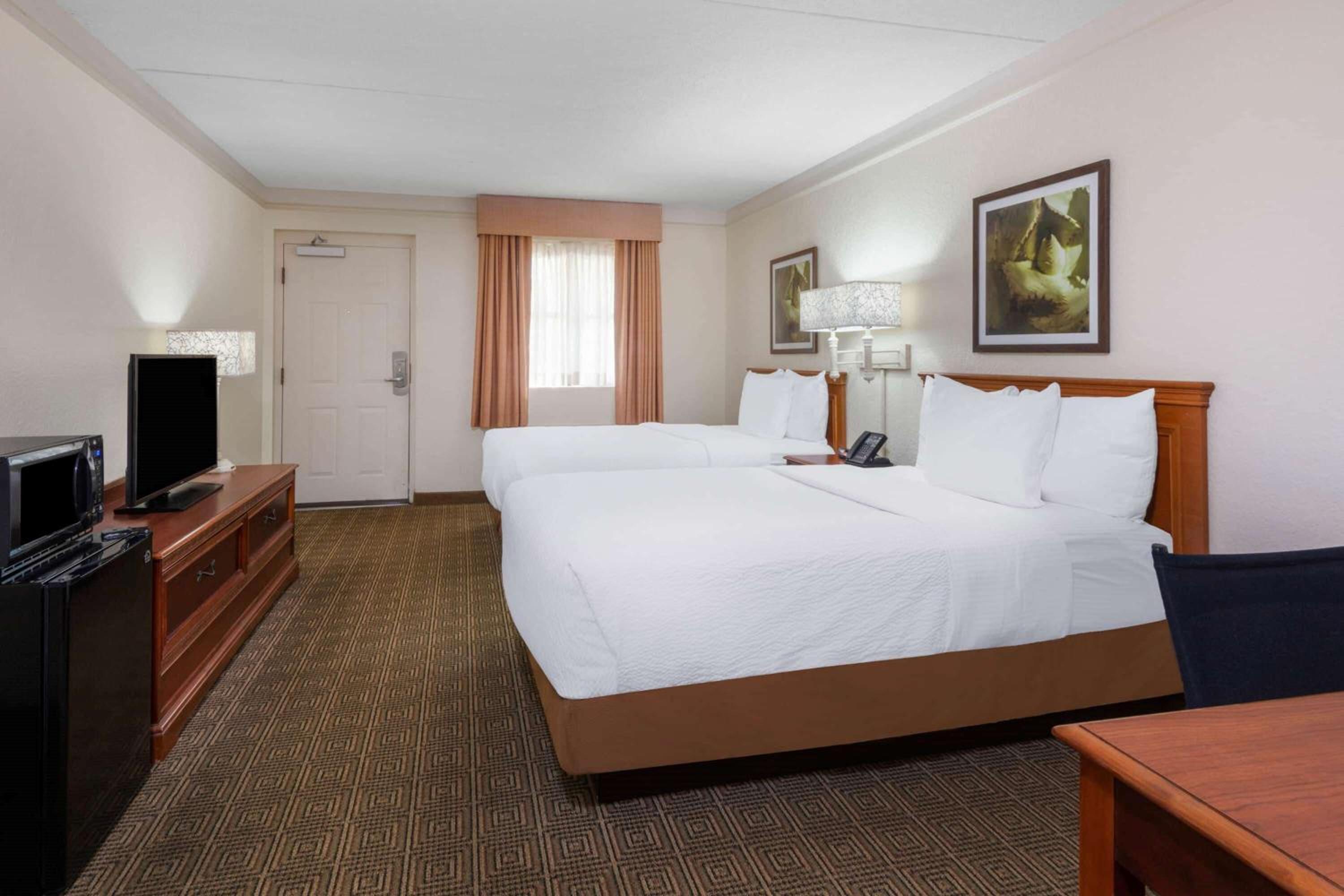 Deluxe Room with Two Double Beds - Photo 1