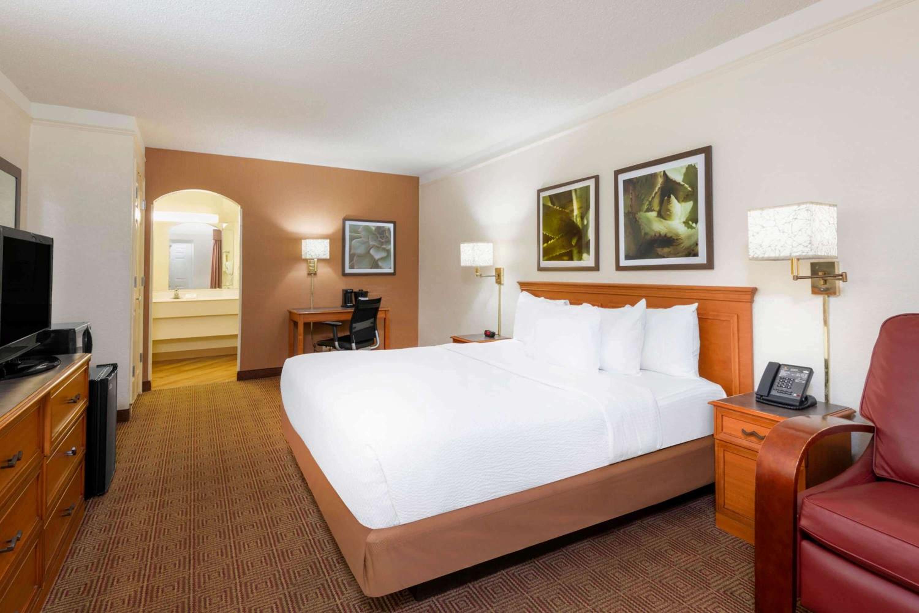 Deluxe King Room - Photo 7