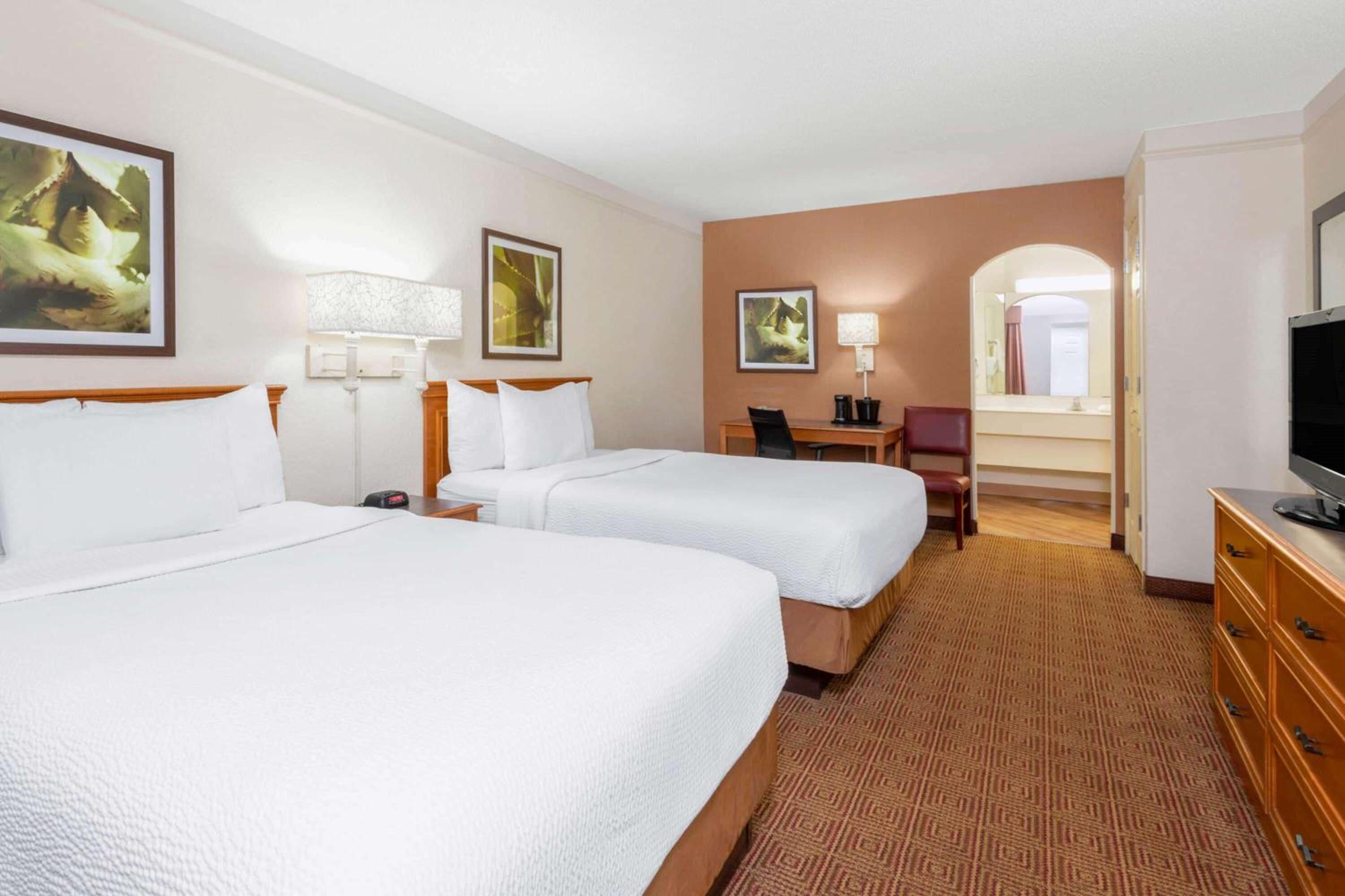 Double Room with Two Double Beds - Photo 2