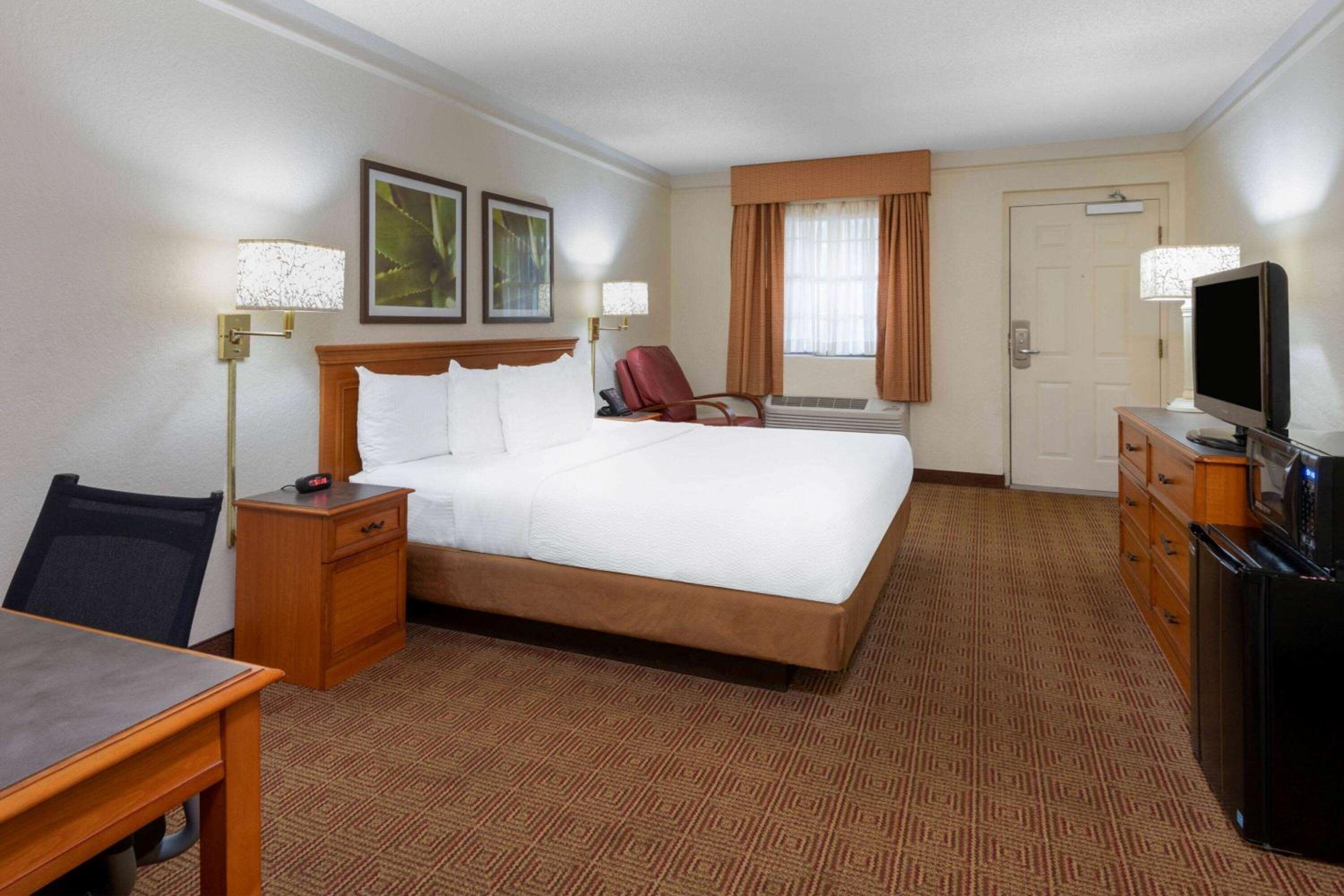 Deluxe King Room - Photo 4