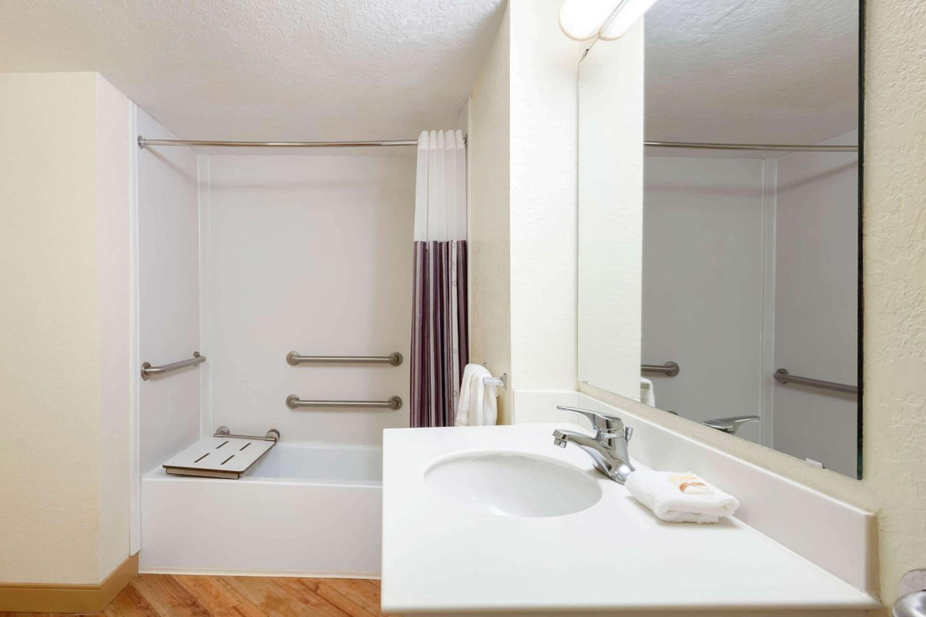 King Room - Disability Access - Photo 3