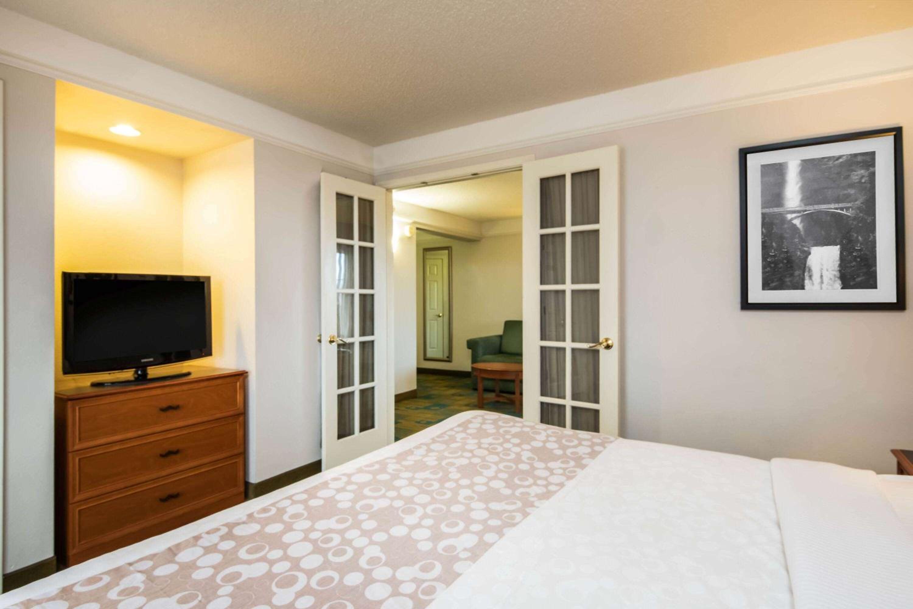 King Suite with Pool View - Non-Smoking - Photo 4