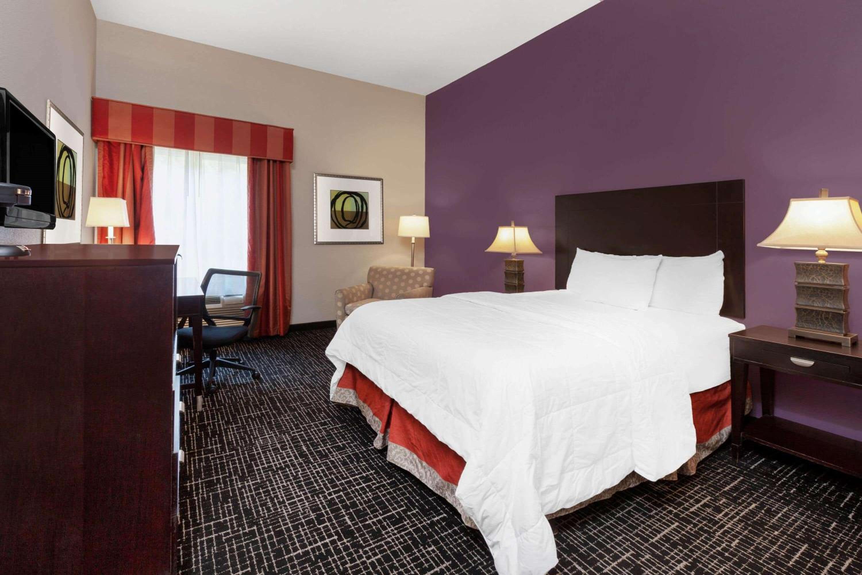 Queen Room with Tub with Grab Bars - Mobility Impaired Accessible/Non-Smoking - Photo 2